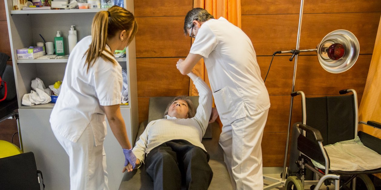 Infermera i fisioterapeuta en una sessió de rehabilitació Autoria: Ariadna Creus i Àngel García