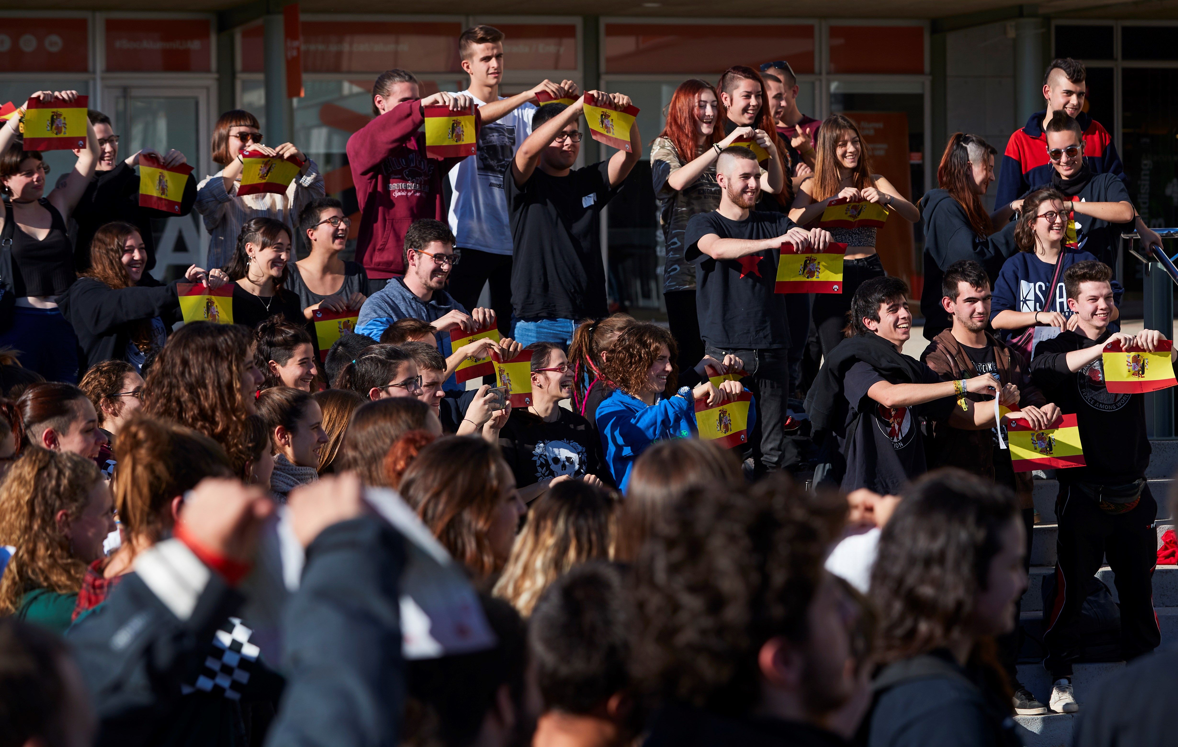 Centenares de estudiantes rompen banderas de España en la UAB