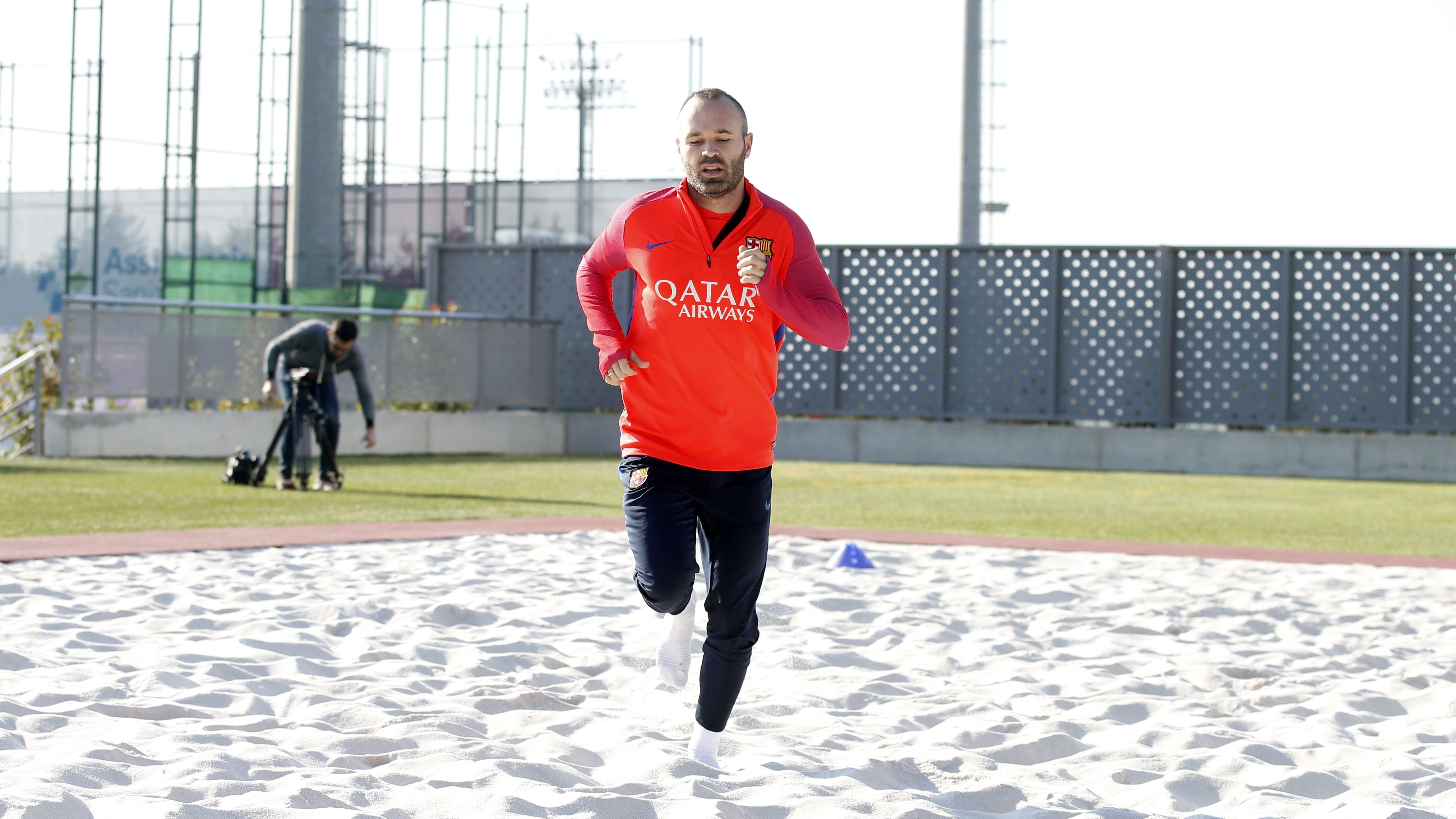 Iniesta acelera con la mirada en el Clásico