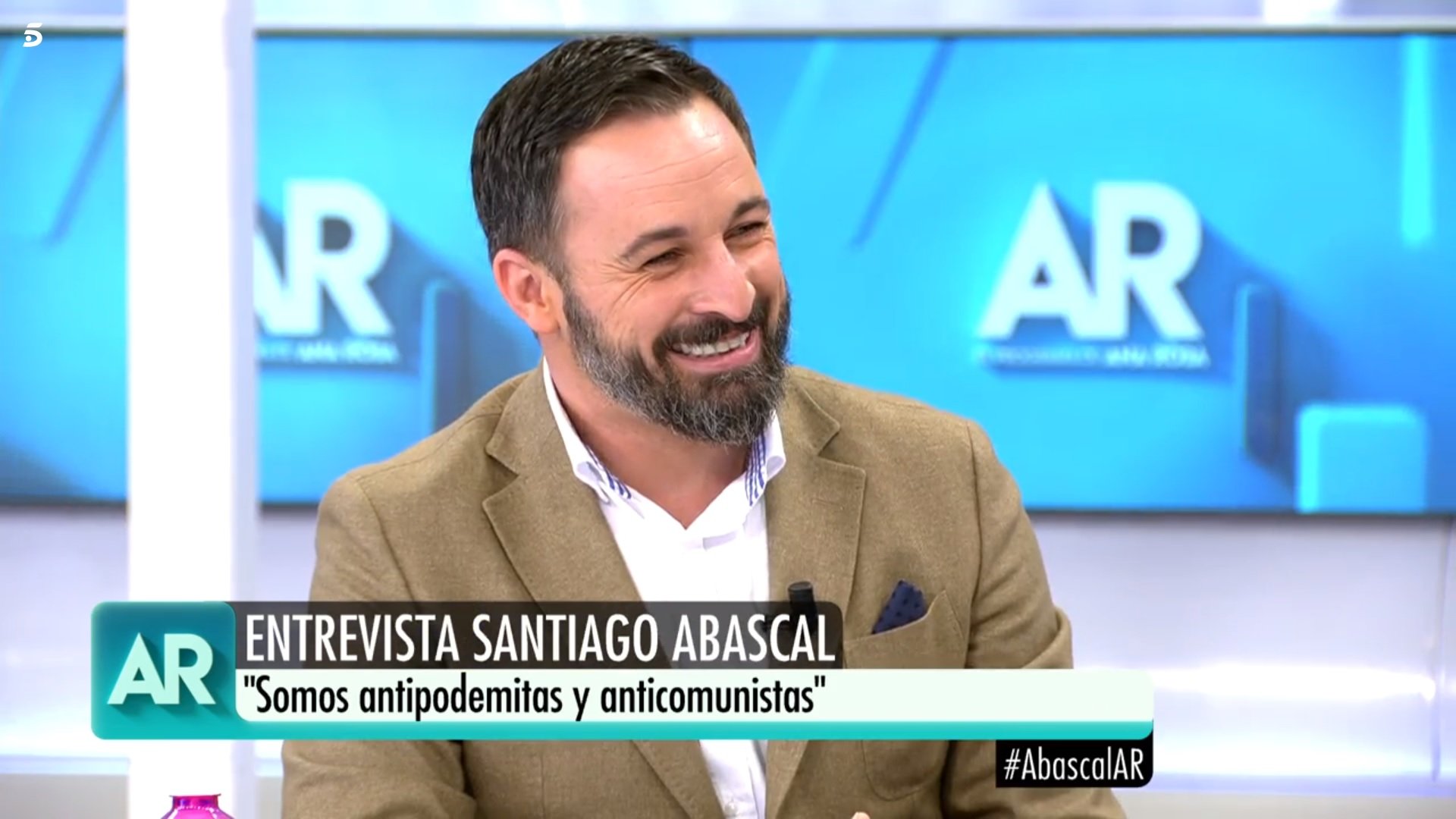 Un grup de mossos unionistes felicita el partit ultra Vox