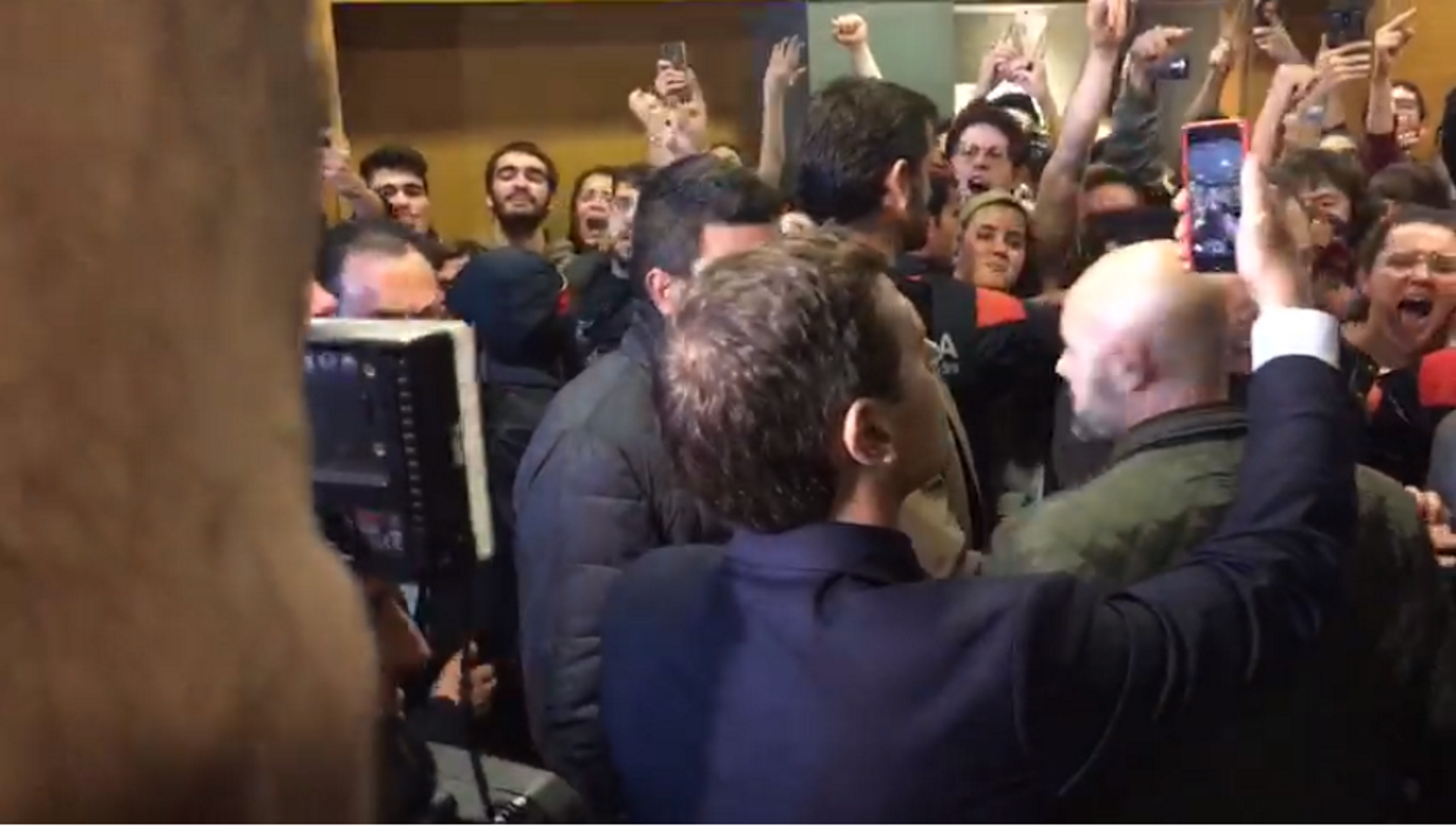 Vídeo: La insòlita actitud desafiant de Rivera (amb uns manifestants)