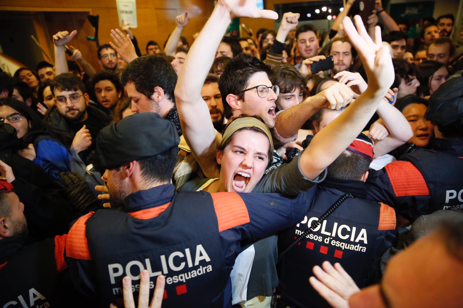 Vídeo: Estudiantes del Liceu protestan contra un acto de Valls y Rivera