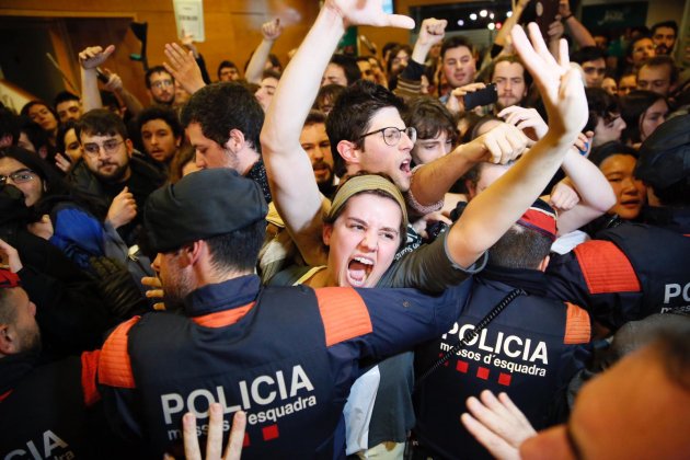 Protesta estudiants Liceu Acte Rivera Valls Constitució - Sergi Alcàzar