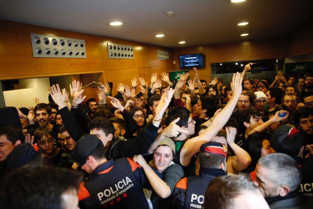 Protesta estudiants Liceu Acte Rivera Valls Constitució - Sergi Alcàzar