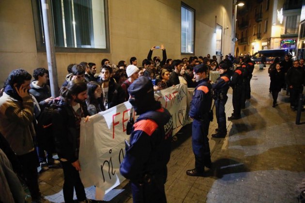 Estudiants Liceu protesta acte rivera Valls - Sergi Alcàzar