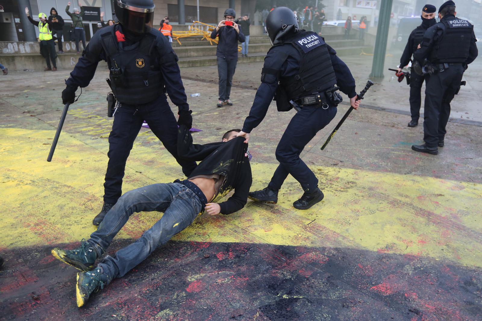 Clashes between Catalan police and anti-fascist demonstrators