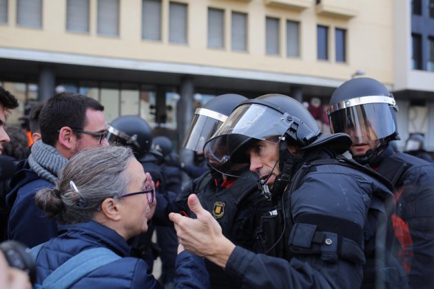 Mossos manifestacio antifascista Girona - Carles Palacio Mossos manifestacio antifascista Girona - Carles Palacio