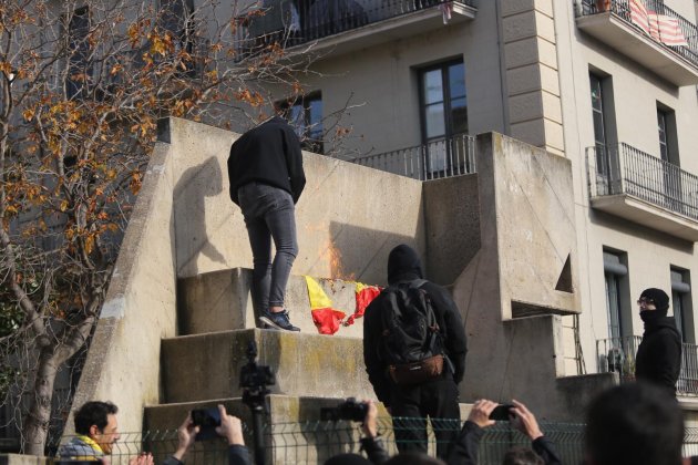 Antifascistas queman bandera española manifestacio Girona - Carles Palacio Antifascistas queman bandera española manifestacio Girona - Carles Palacio