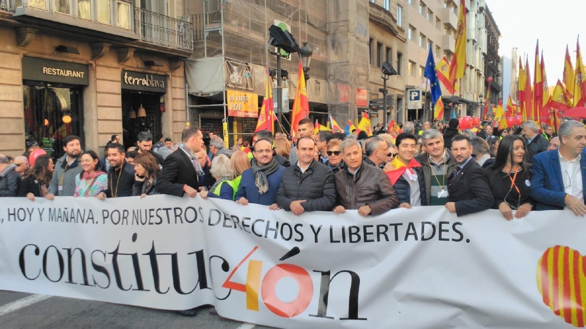 Punxa la manifestació per la Constitució a Barcelona amb el PP i Cs de bracet amb Vox