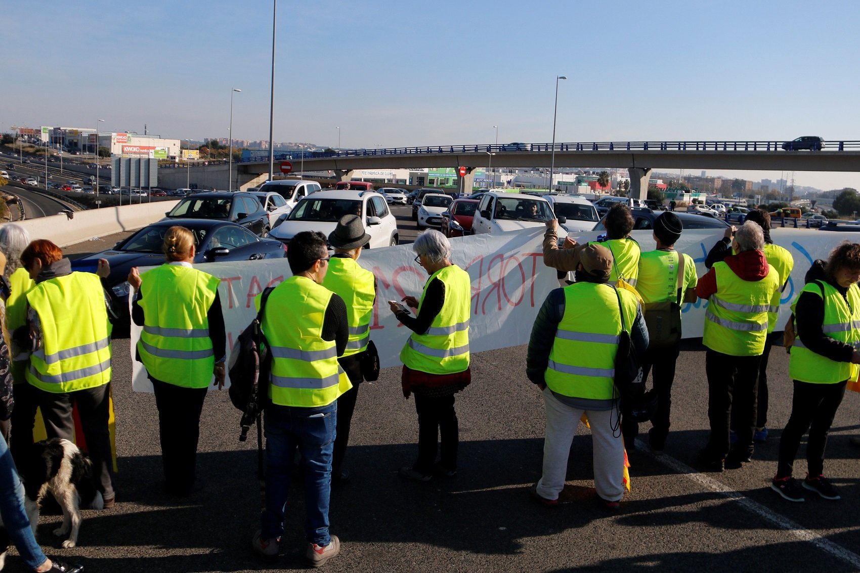 Cortan la AP-7 en Tarragona con el lema 'Enfonsem la Constitució'