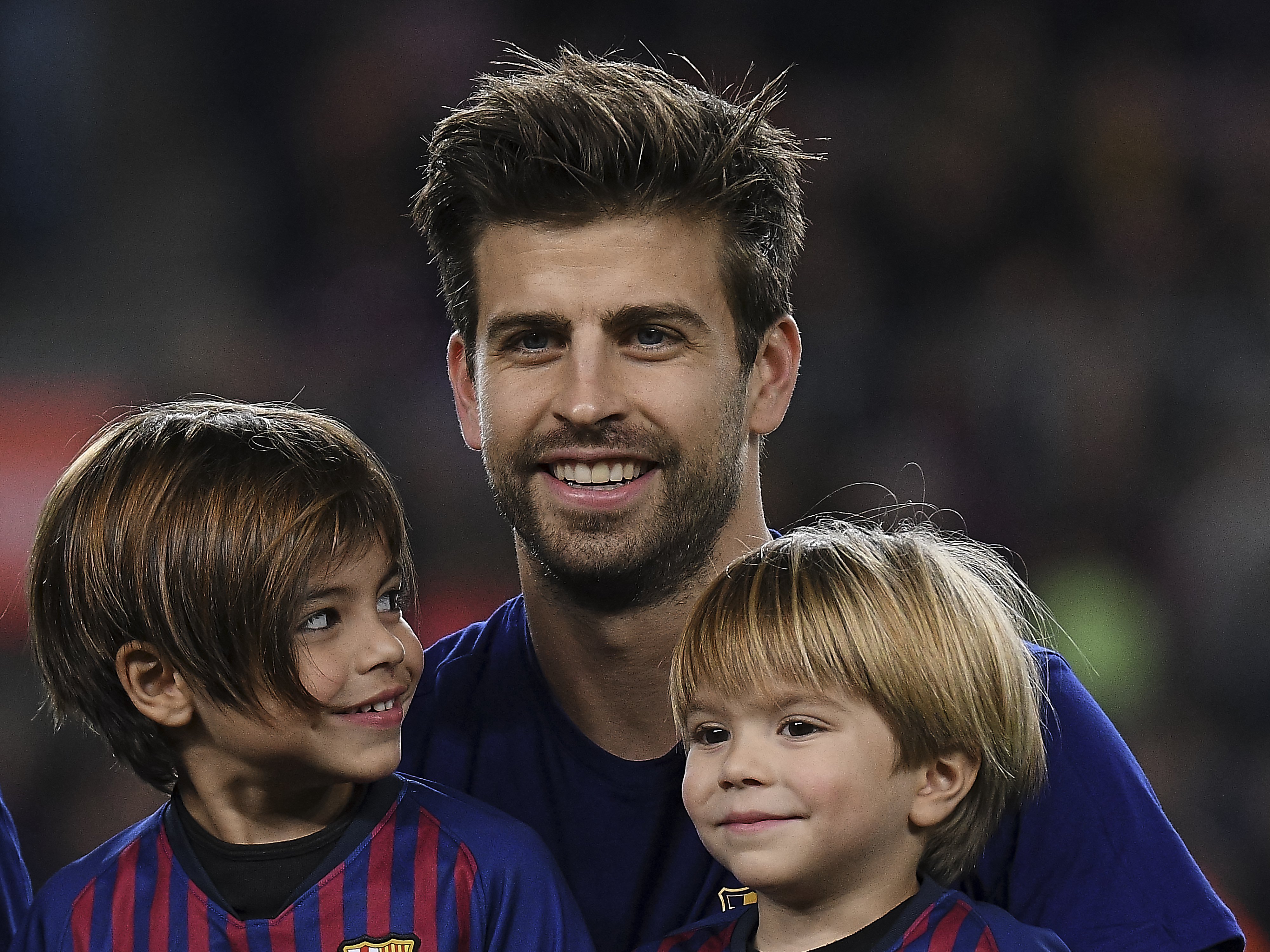 Xou de Piqué i el seu fill Milan abans del partit entre el Barça B i l'Andorra