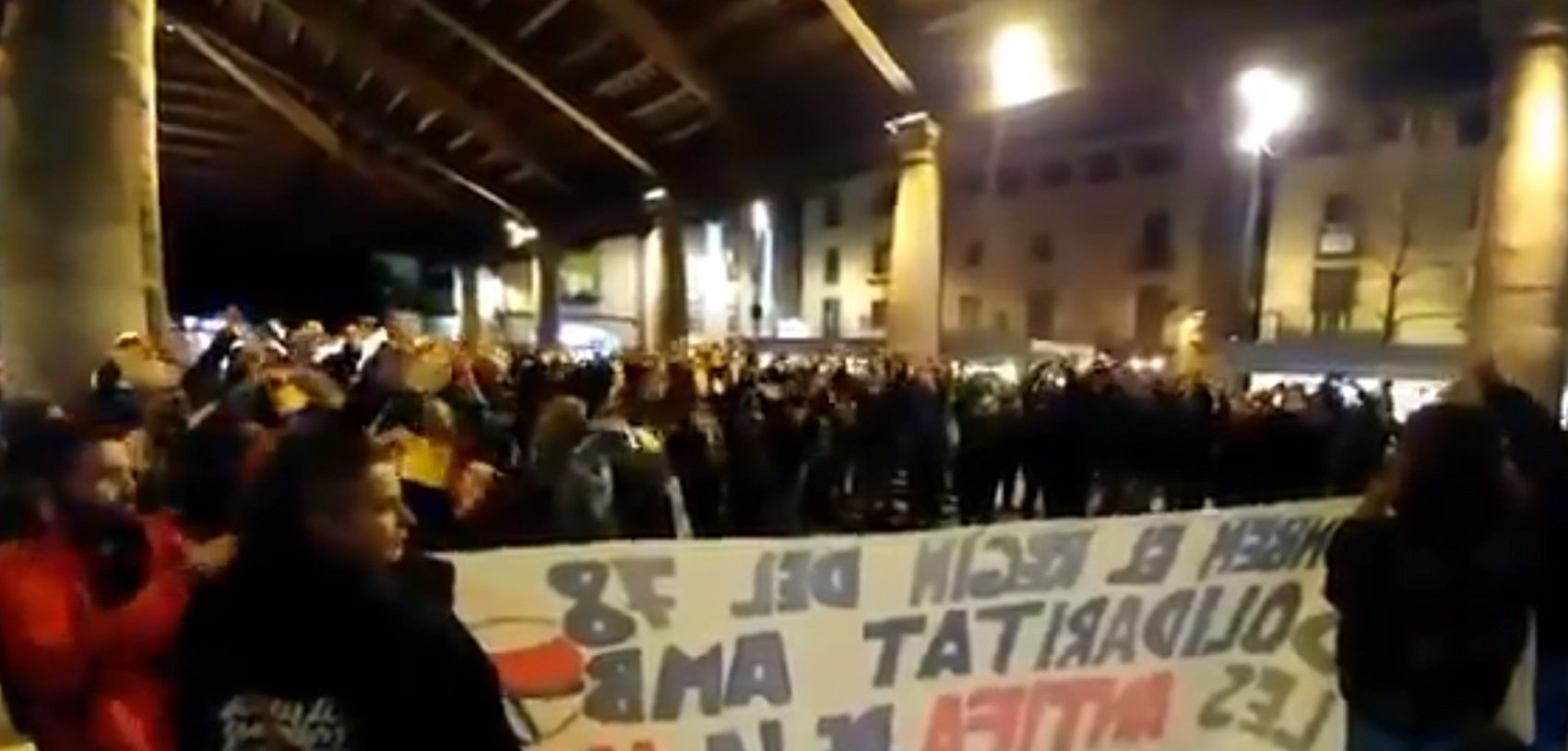 Rasgan banderas españolas en un acto multitudinario en Granollers