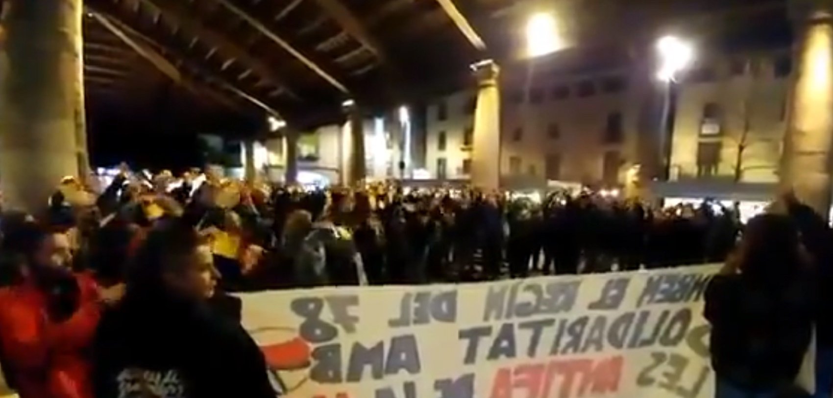 Estripada multitudinària de banderes espanyoles a Granollers