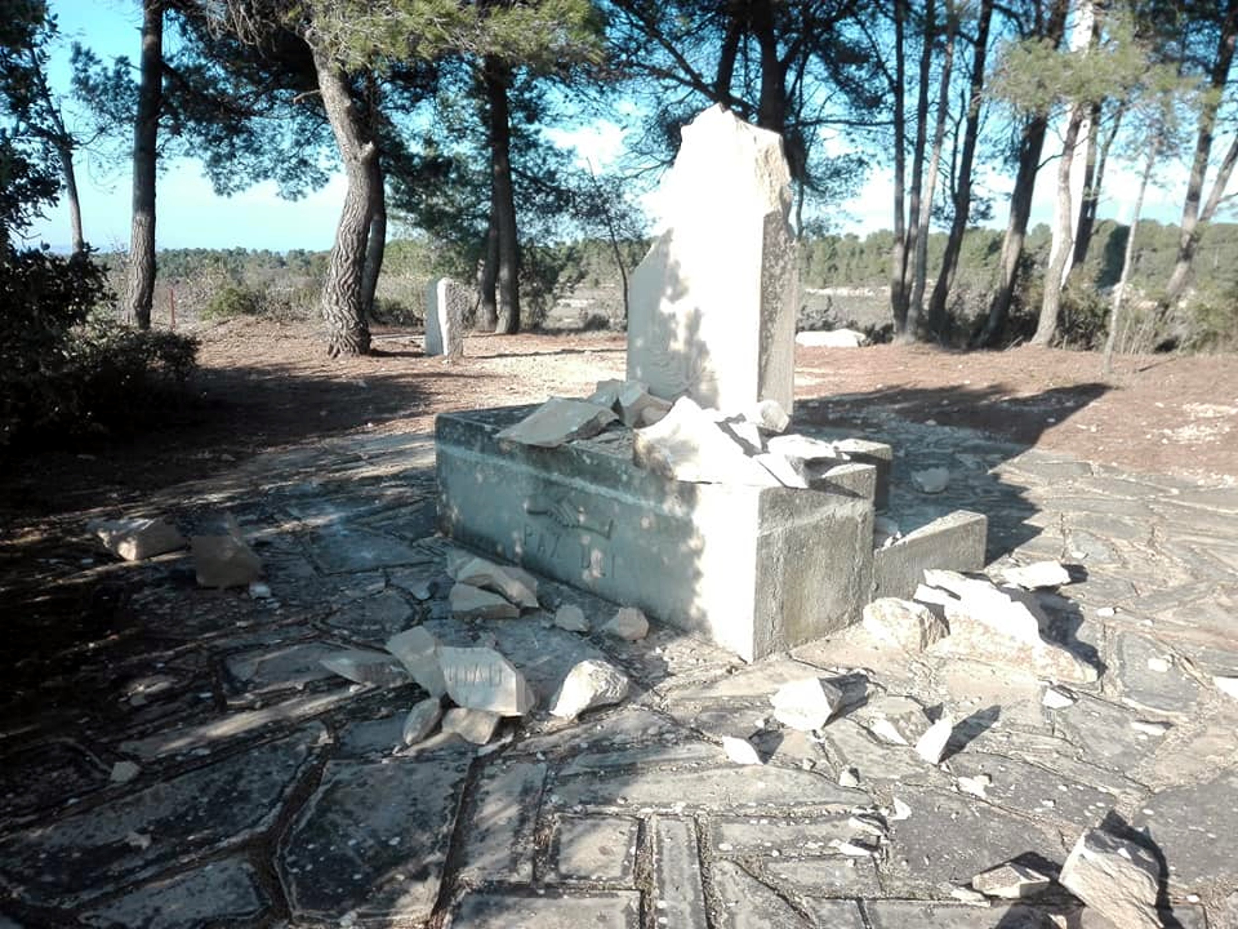 Tres monolitos de la Batalla del Ebro aparecen destrozados en la Terra Alta