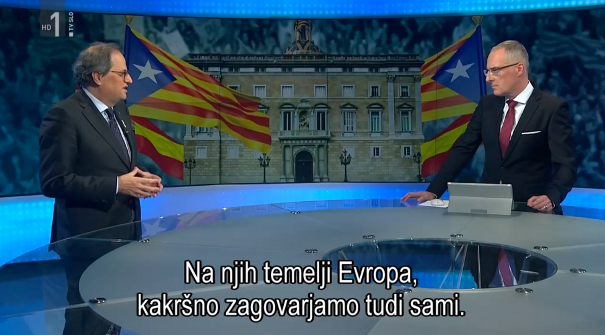 El presentador de la televisión eslovena entrevista a Torra en catalán