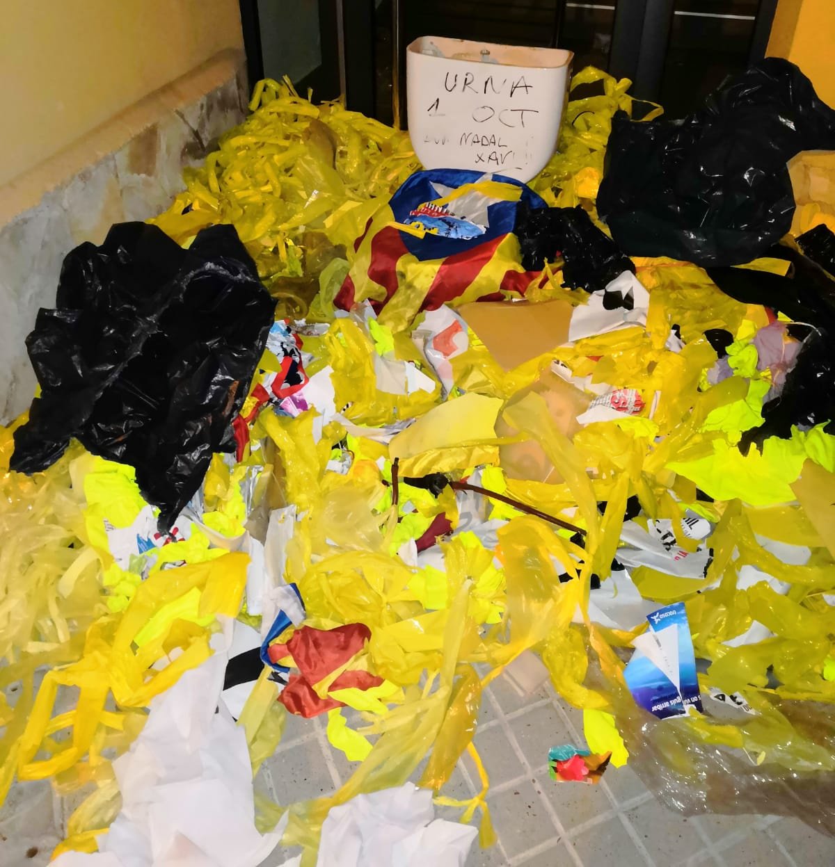 Omplen de deixalles i llaços grocs estripats la casa de l'alcalde de Vilassar de Dalt