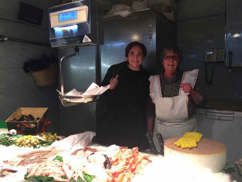 Colau se fotograía con pescaderas en respuesta a De Azúa