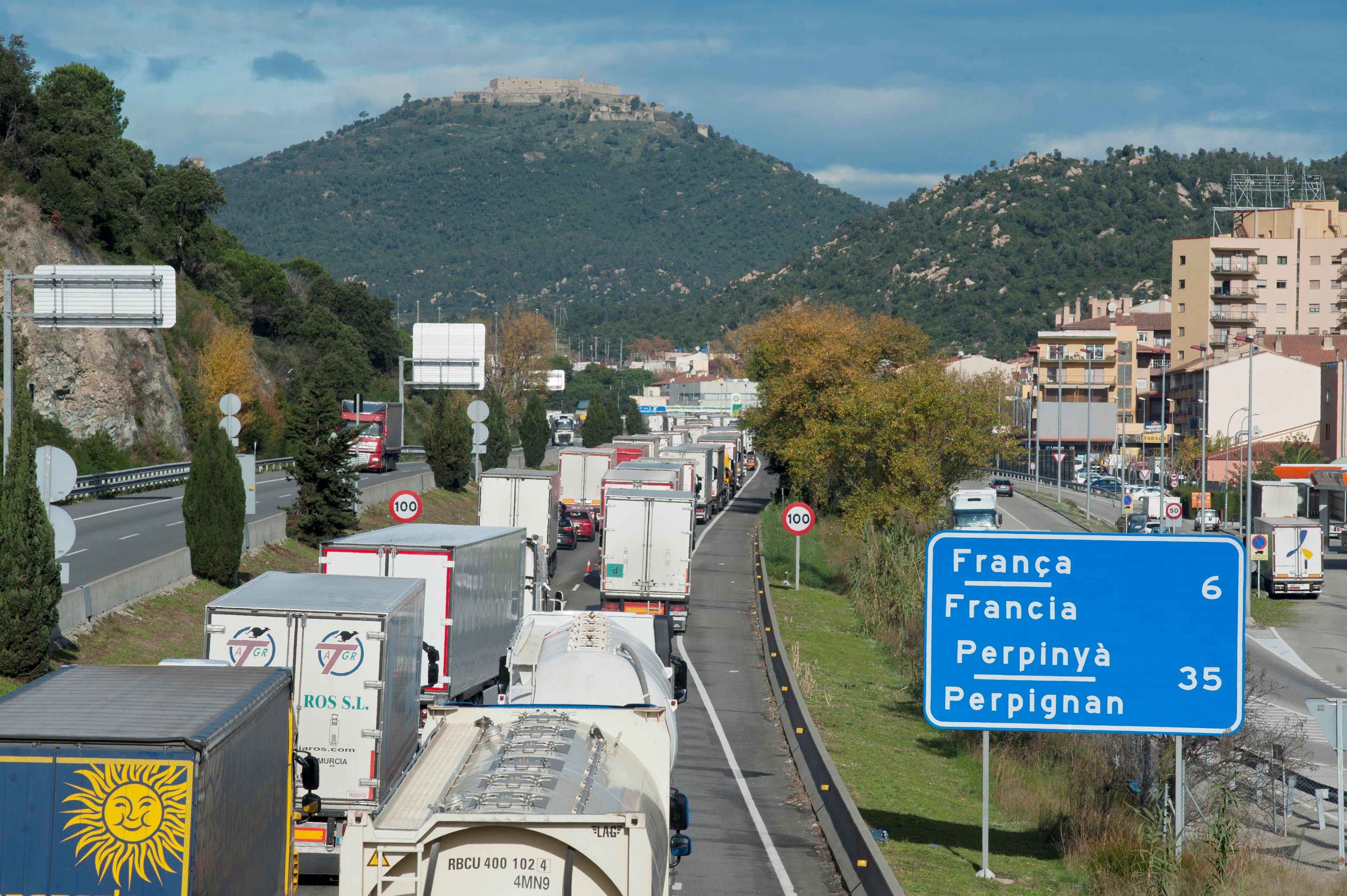 Els 'armilles grogues' bloquegen centenars de camions a Catalunya Nord