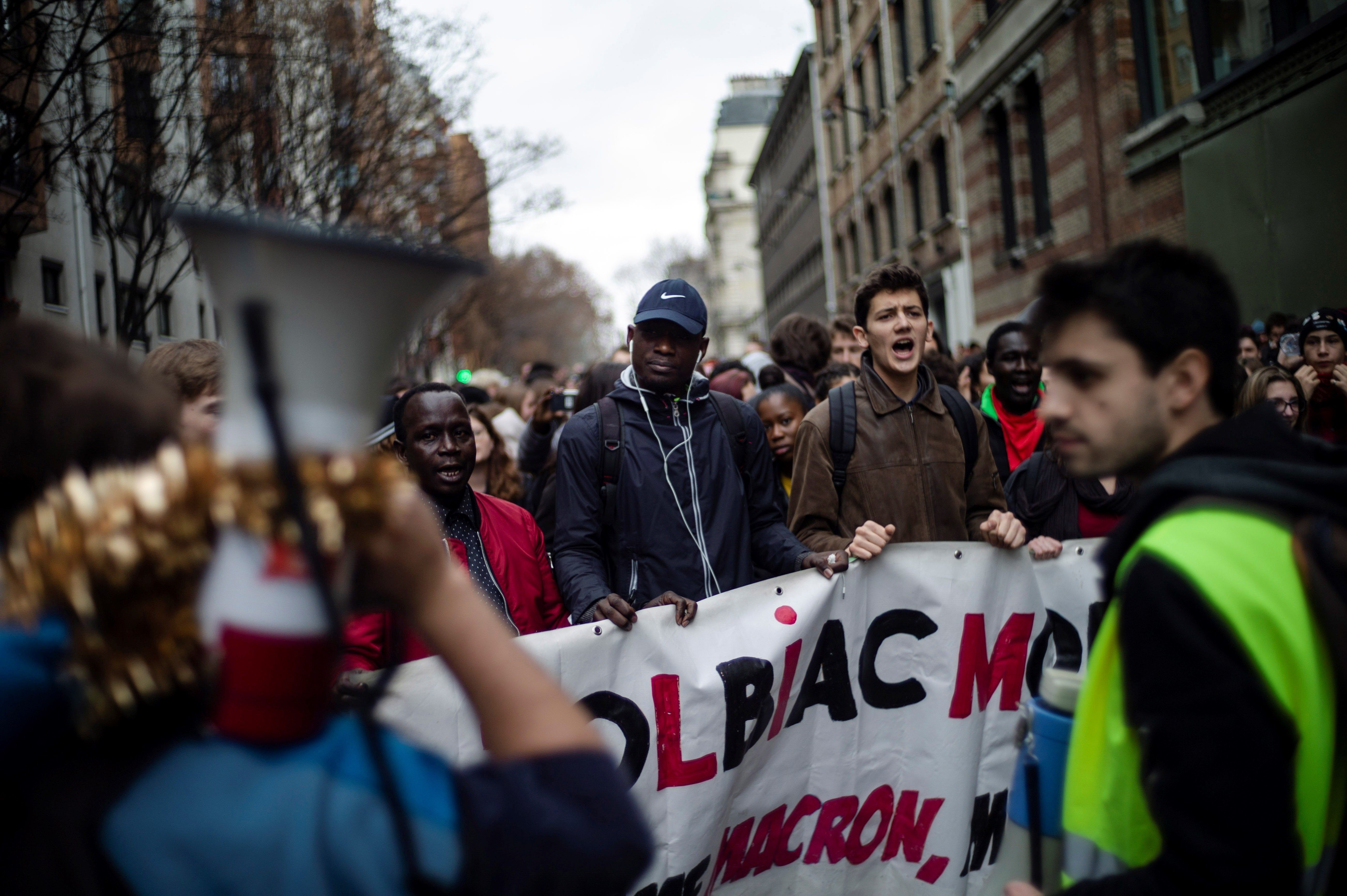 Càrregues, gasos lacrimògens i mig miler de detencions a París pels 'armilles grogues'