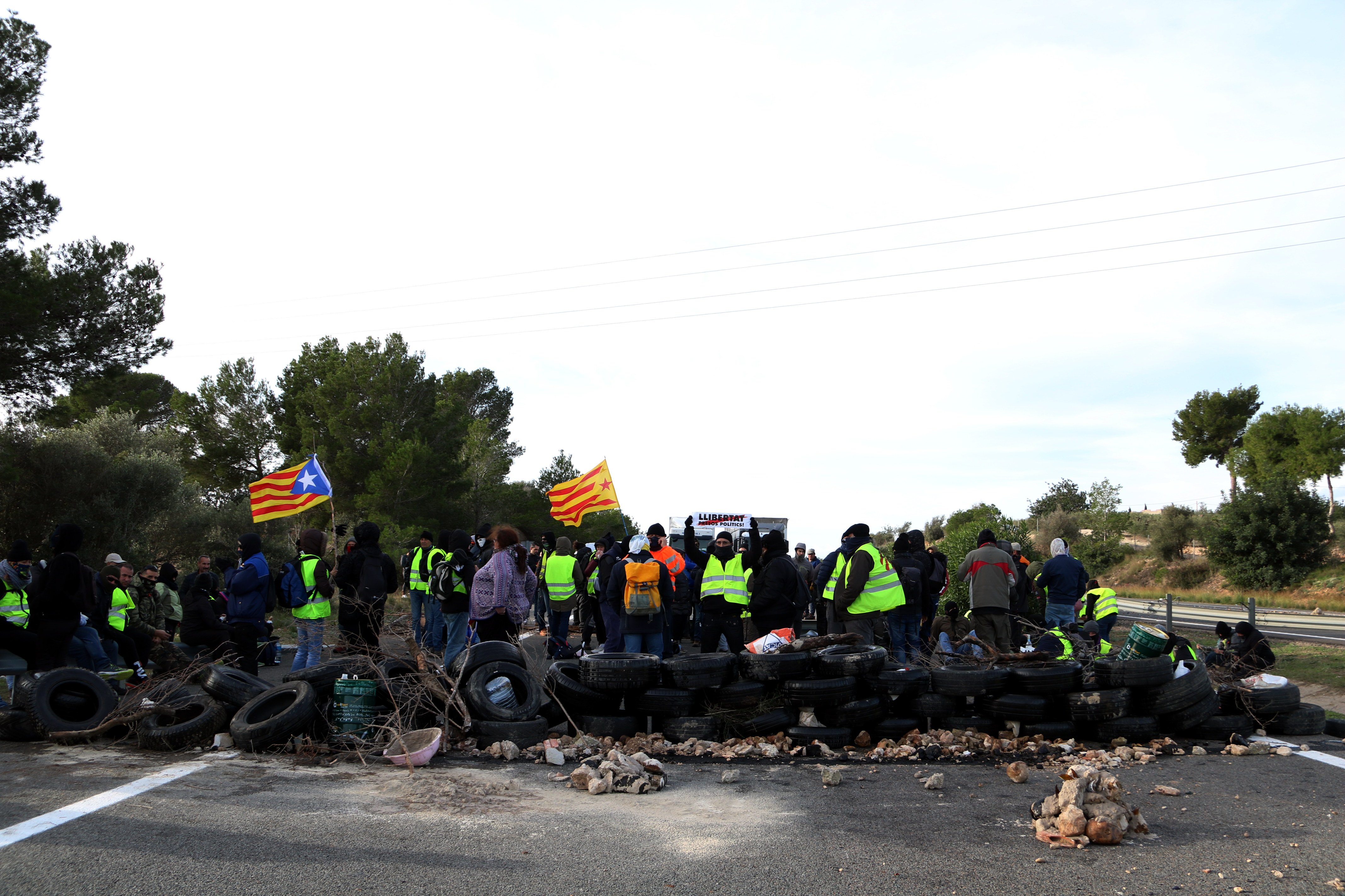 Dos conductors intenten agredir els CDR que tallen l'AP-7 a l'Ampolla