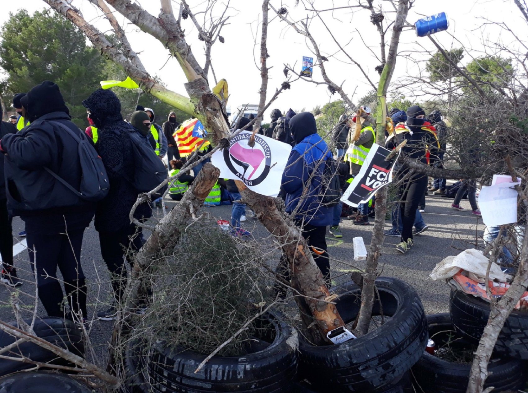 Els CDR tallen indefinidament l'AP-7 a l'alçada de l'Ampolla