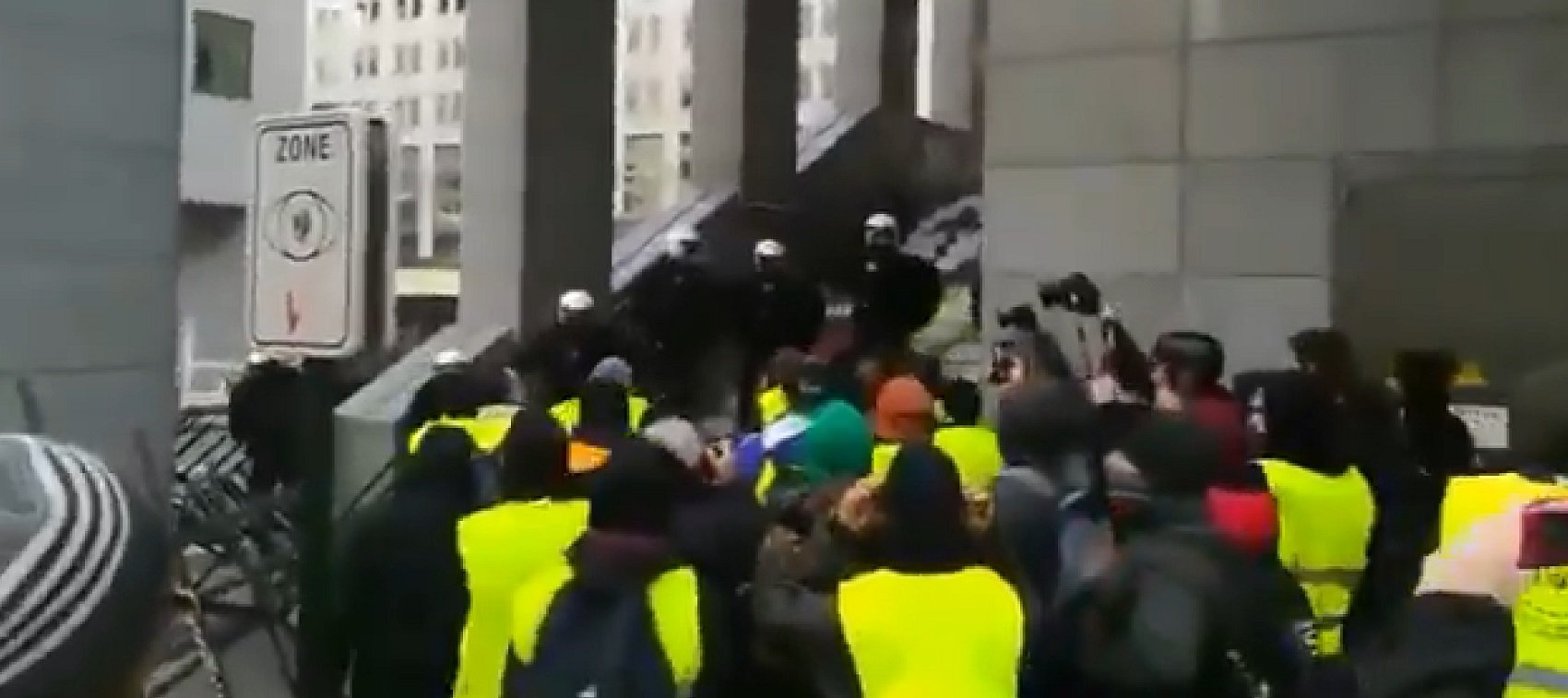 'Chalecos amarillos' belgas intentan irrumpir en el Parlamento Europeo