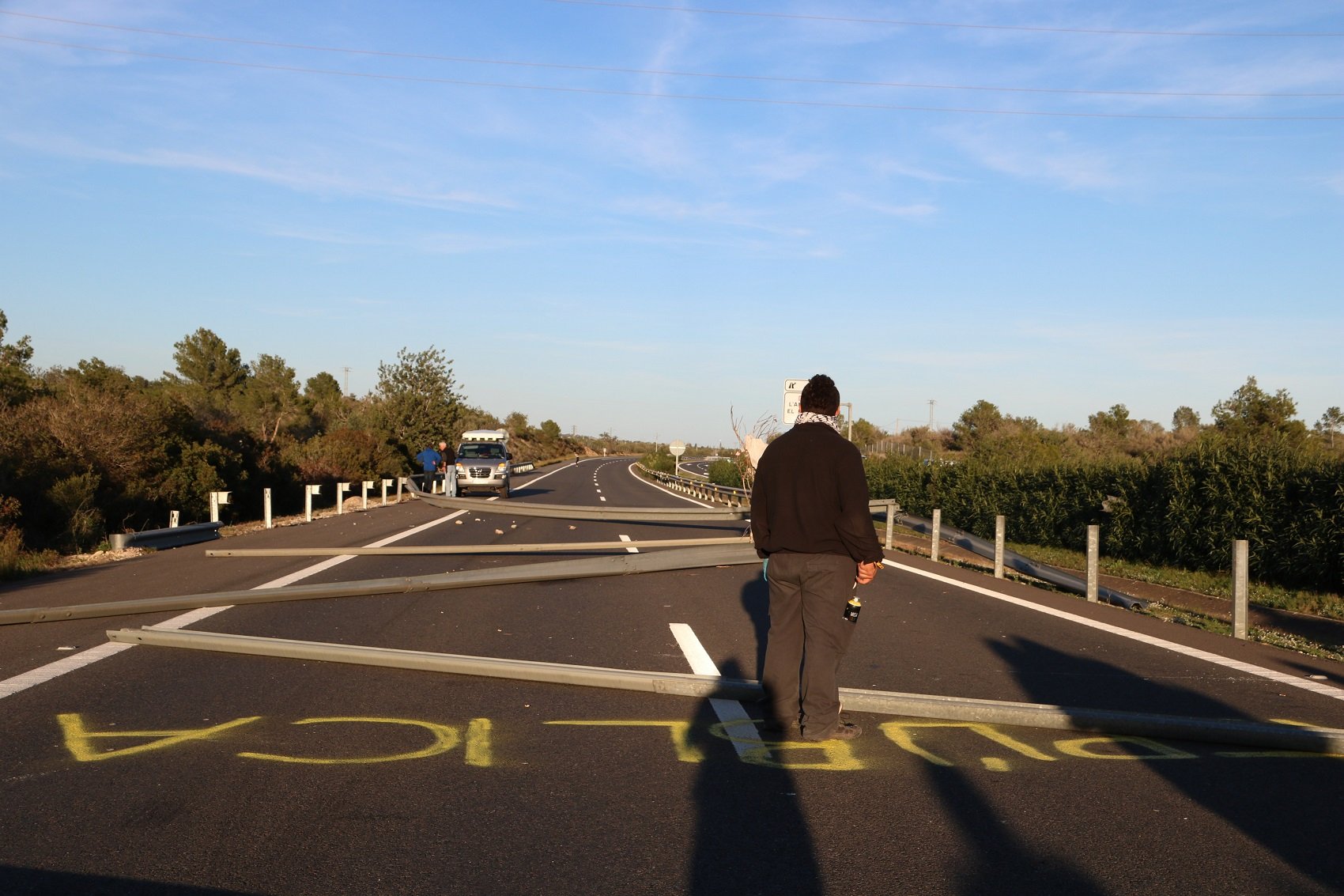 La barricada dels CDR a l'autopista a l'Ampolla, guarnida amb llums de Nadal