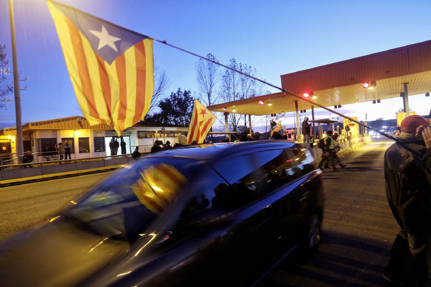 CDR activists open Catalan motorway tollgates, giving holiday traffic a free ride