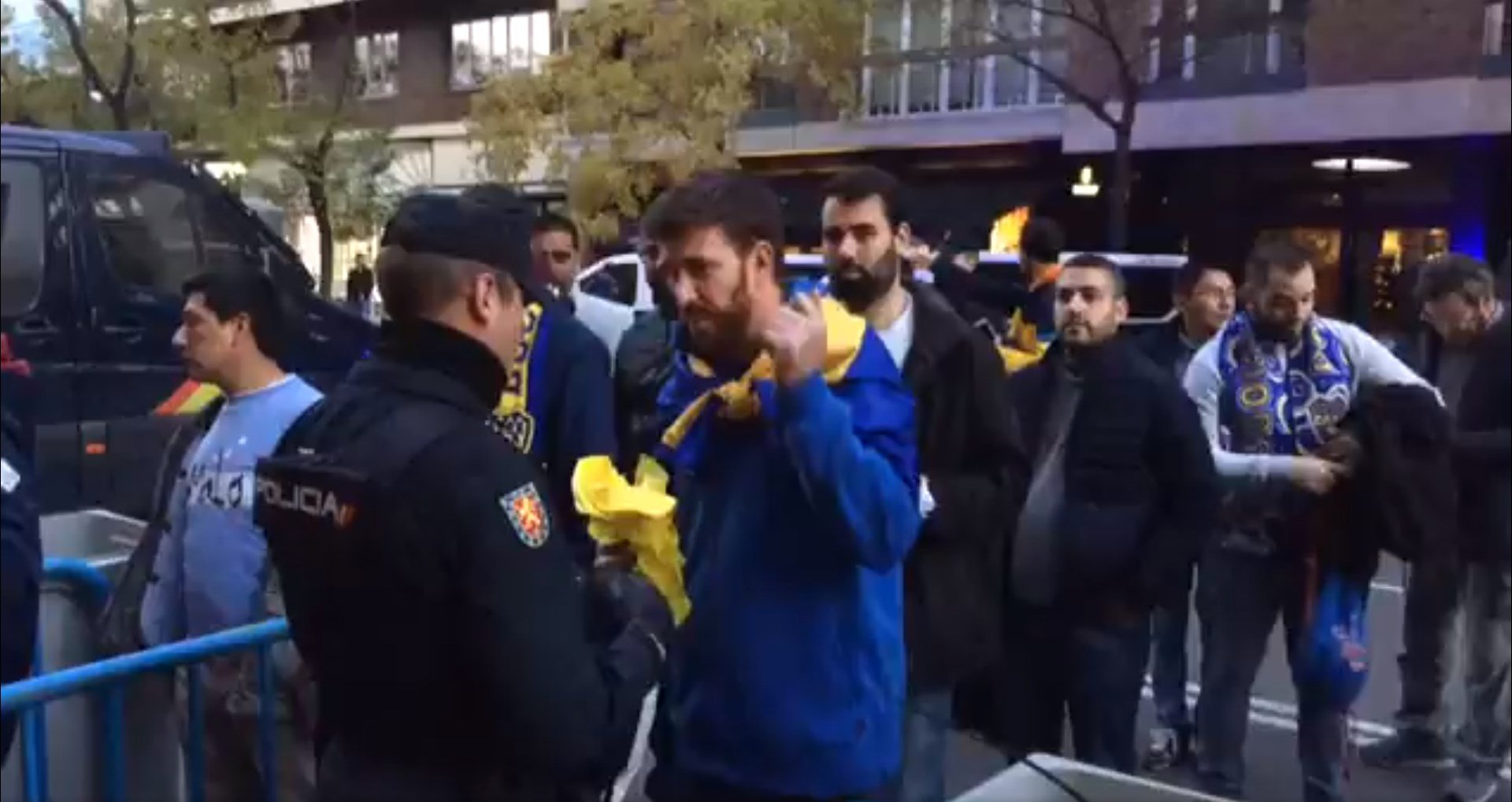 La policía española requisa piezas amarillas a seguidores del Boca creyendo que son lazos