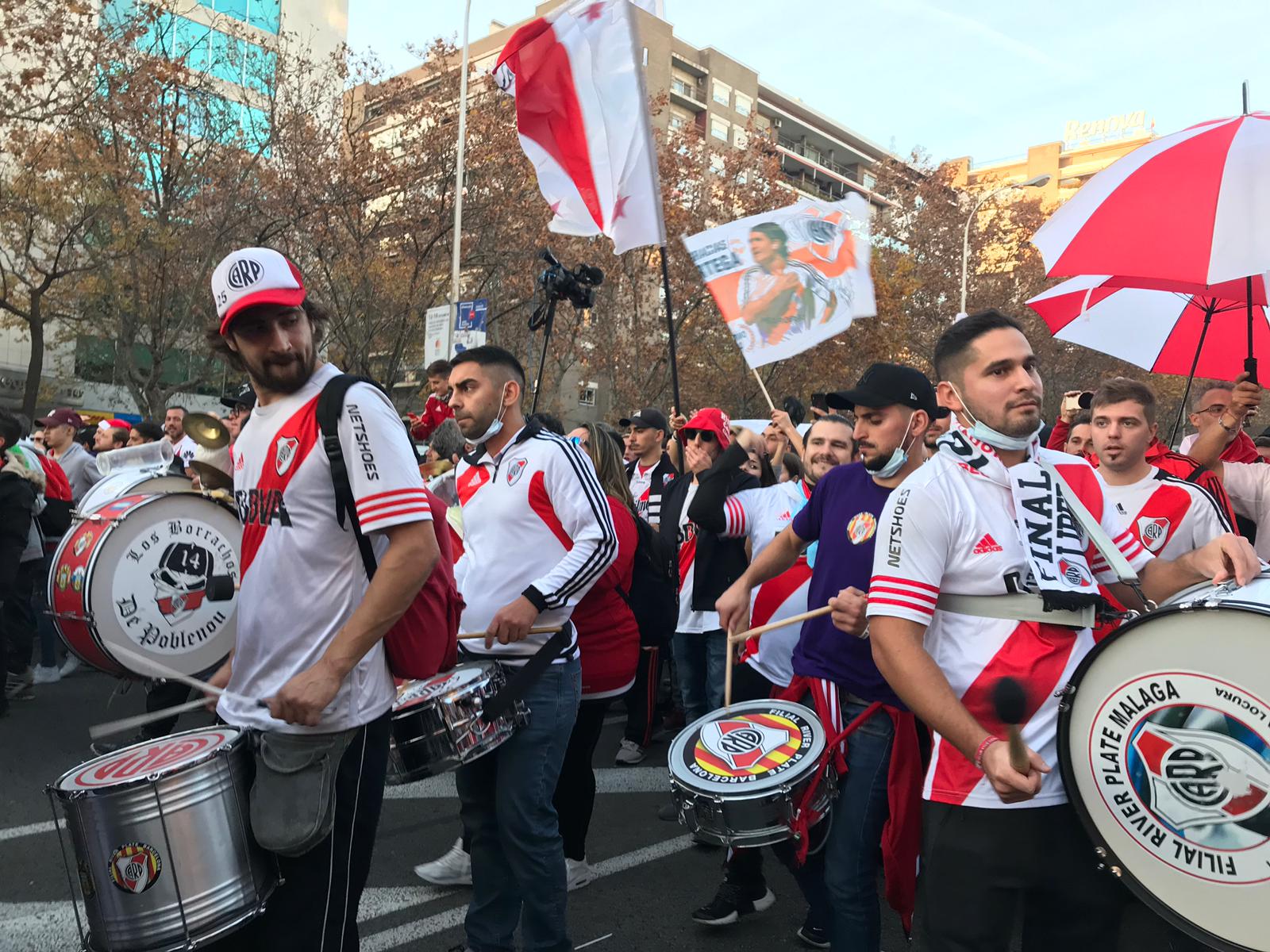 Vídeo: El Superclásico entre River y Boca anima las calles de Madrid