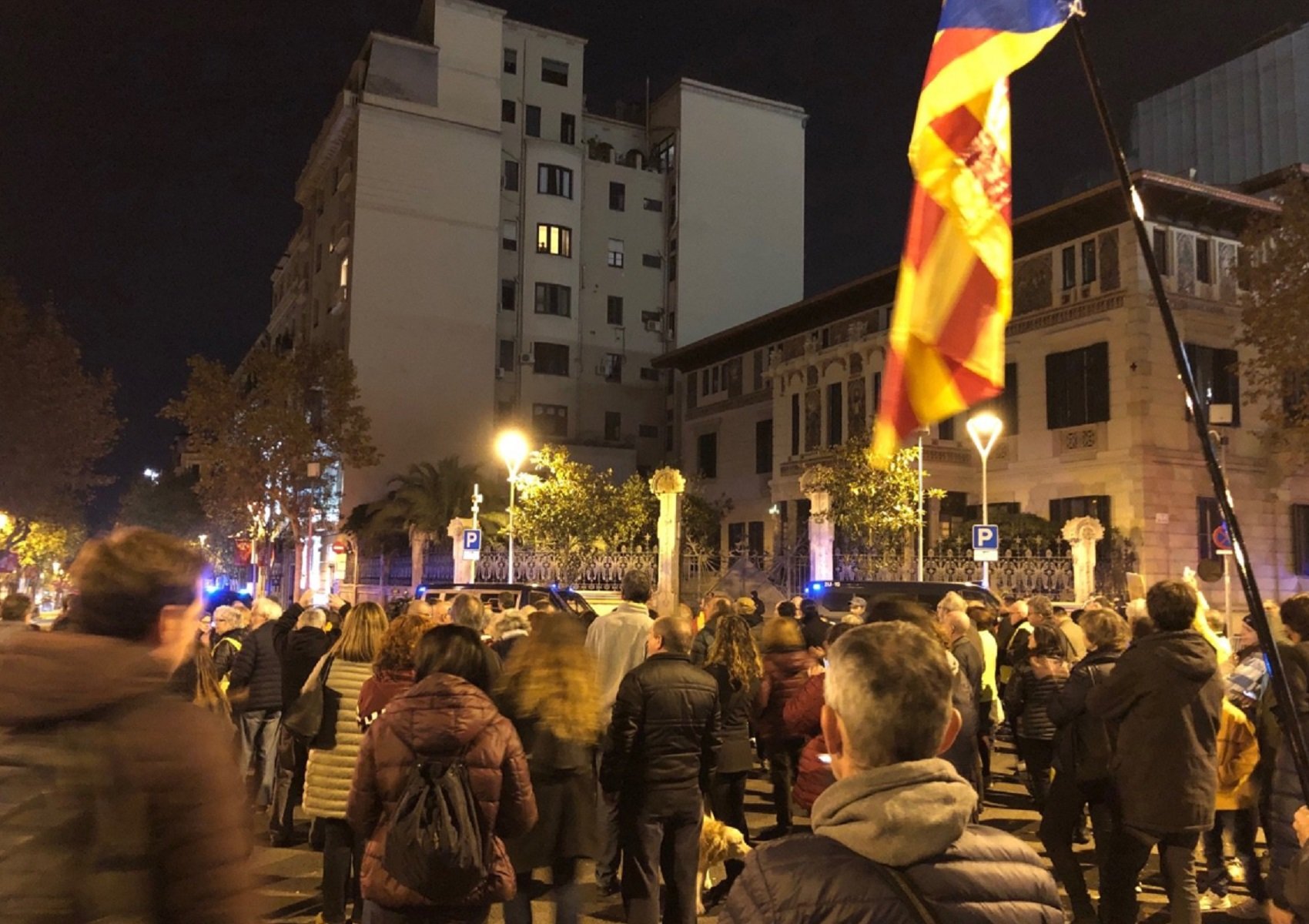 Crits davant la comissaria de Via Laietana: "Aquí farem una biblioteca"