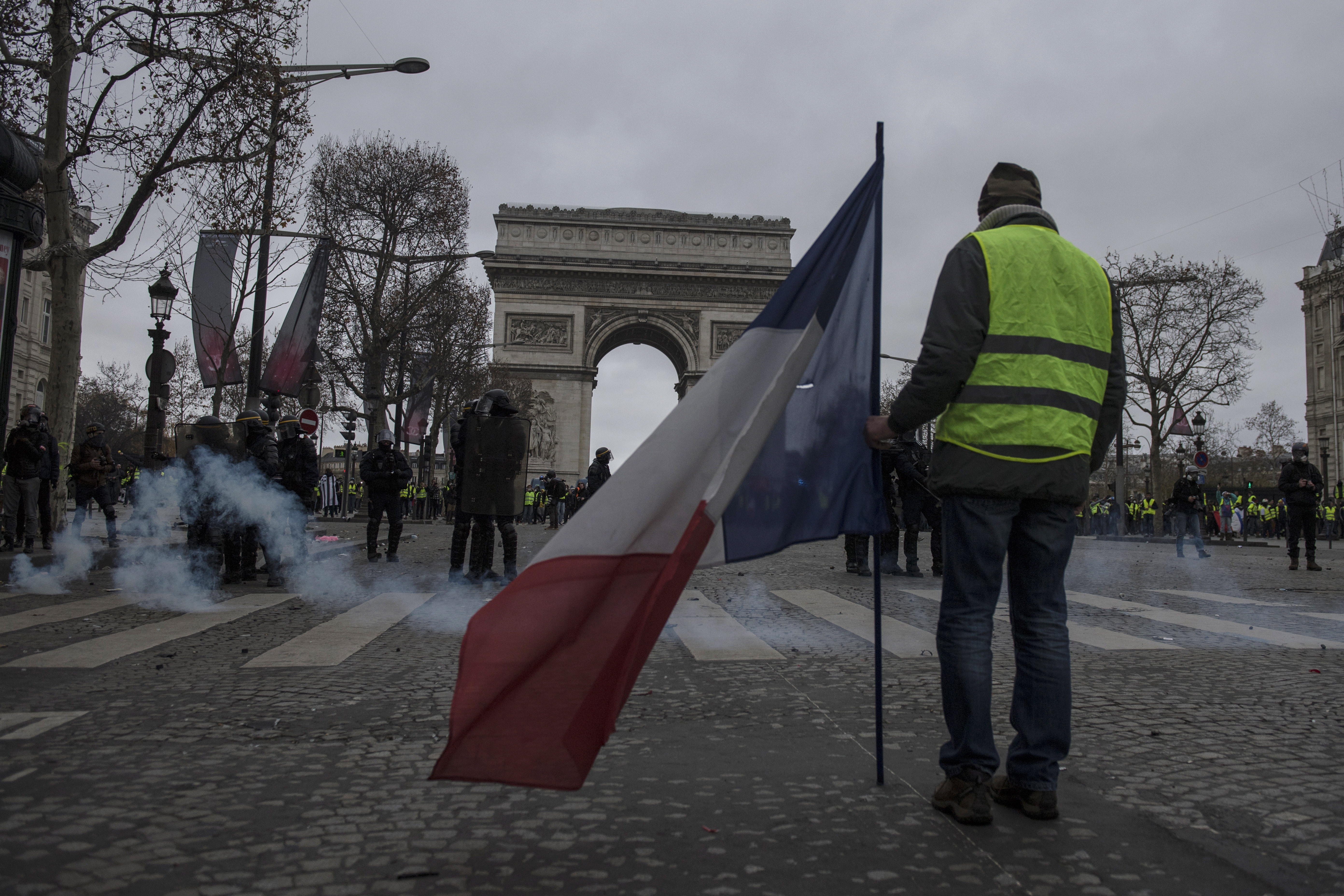 Macron se reúne con sindicatos y patronal para controlar la crisis de los 'chalecos'