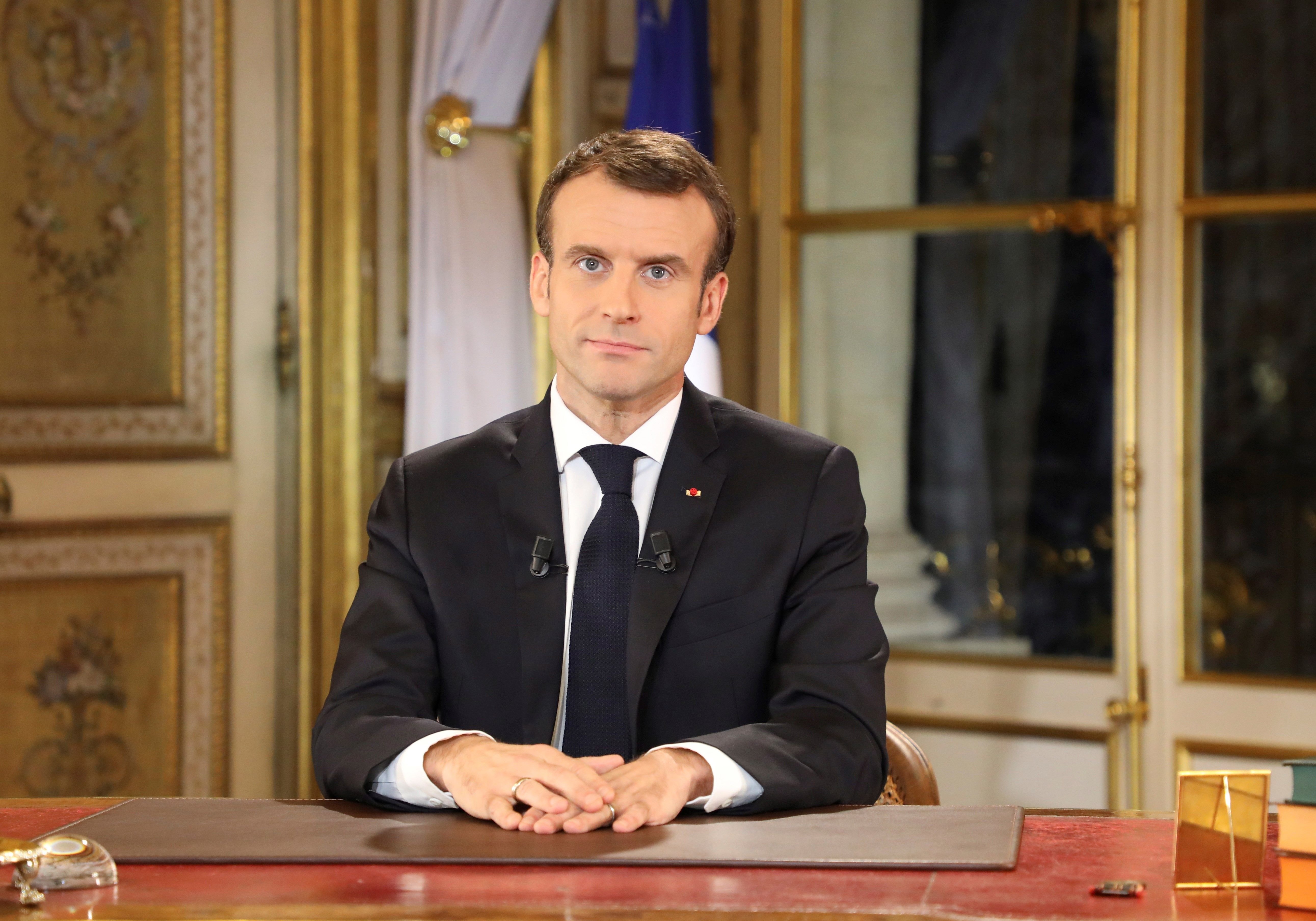 Macron sube el salario mínimo para calmar las protestas de los 'chalecos amarillos'