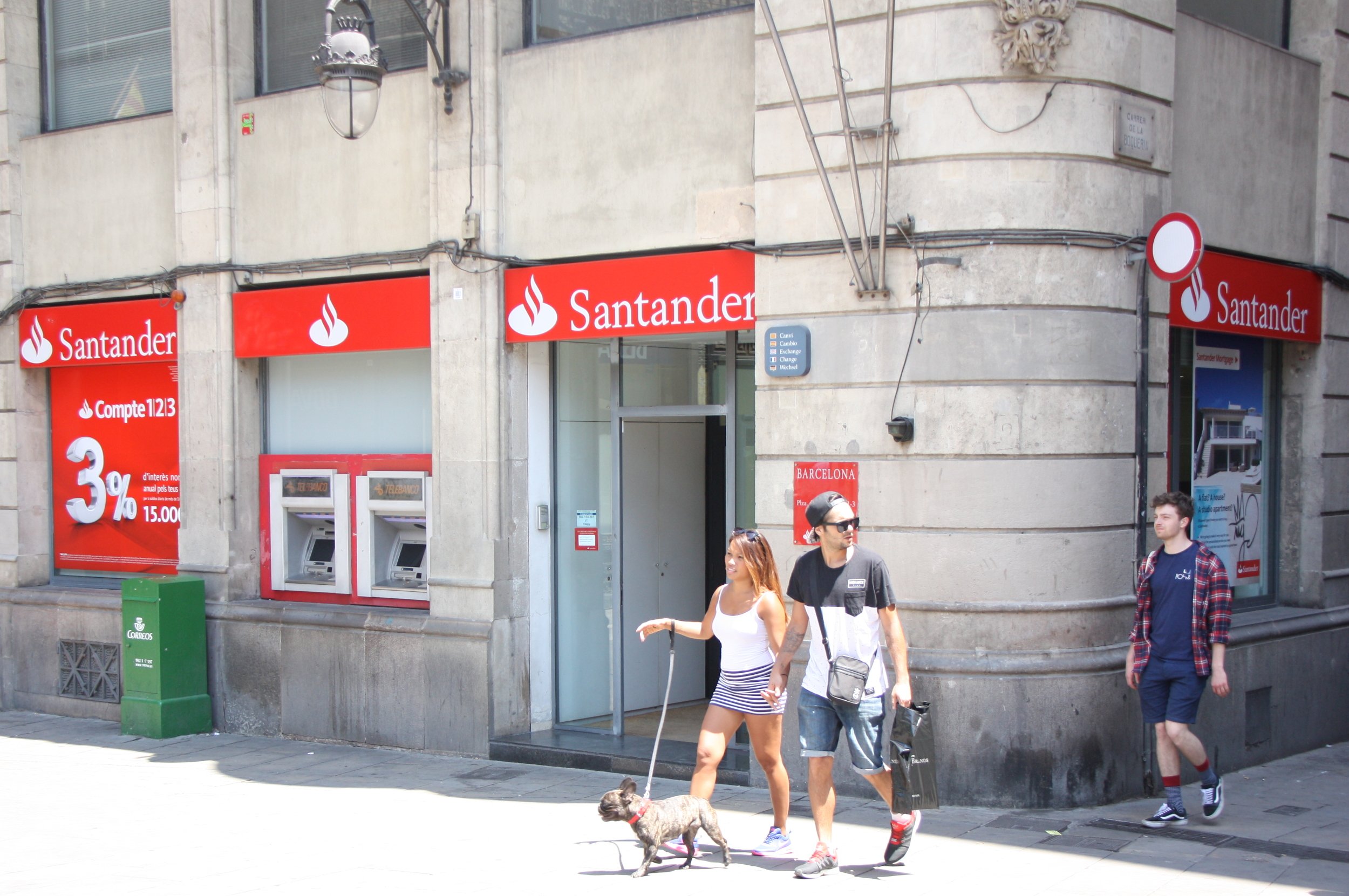 Els clients de Banc Santander podran utilitzar els caixers i targetes del Popular