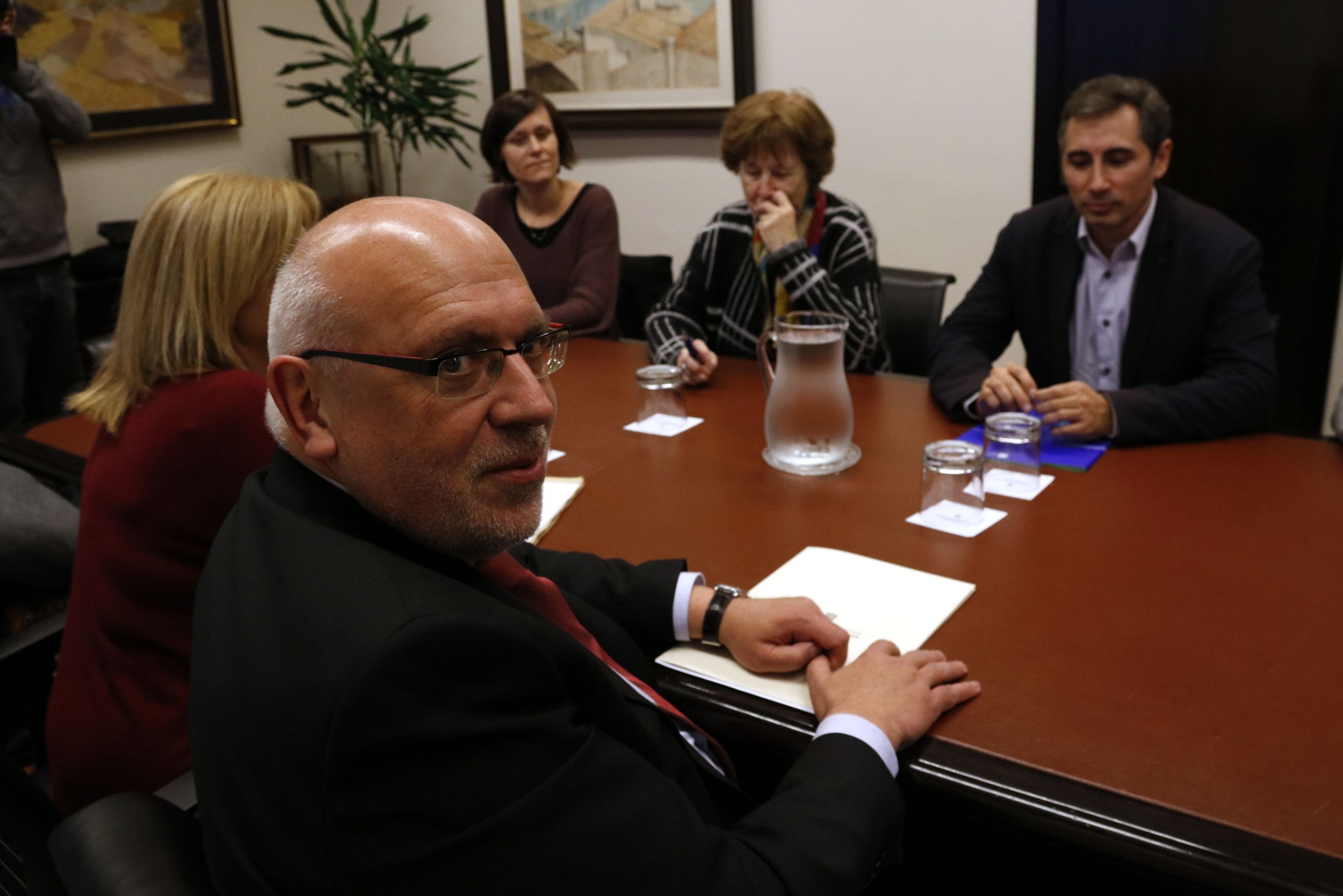 El Govern se compromete con las entidades, a inspeccionar los cortes de las eléctricas