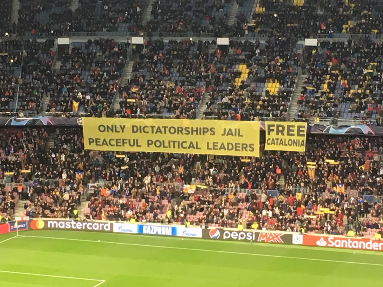 El Camp Nou reclama la libertad de los presos y los apoya en la huelga de hambre
