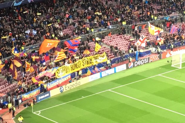 Pancarta presos vaga fam Barca Tottenham Camp Nou