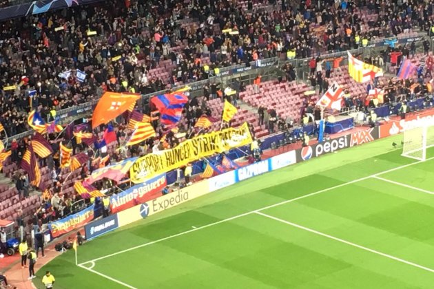 Pancarta presos vaga fam Barca Tottenham Camp Nou