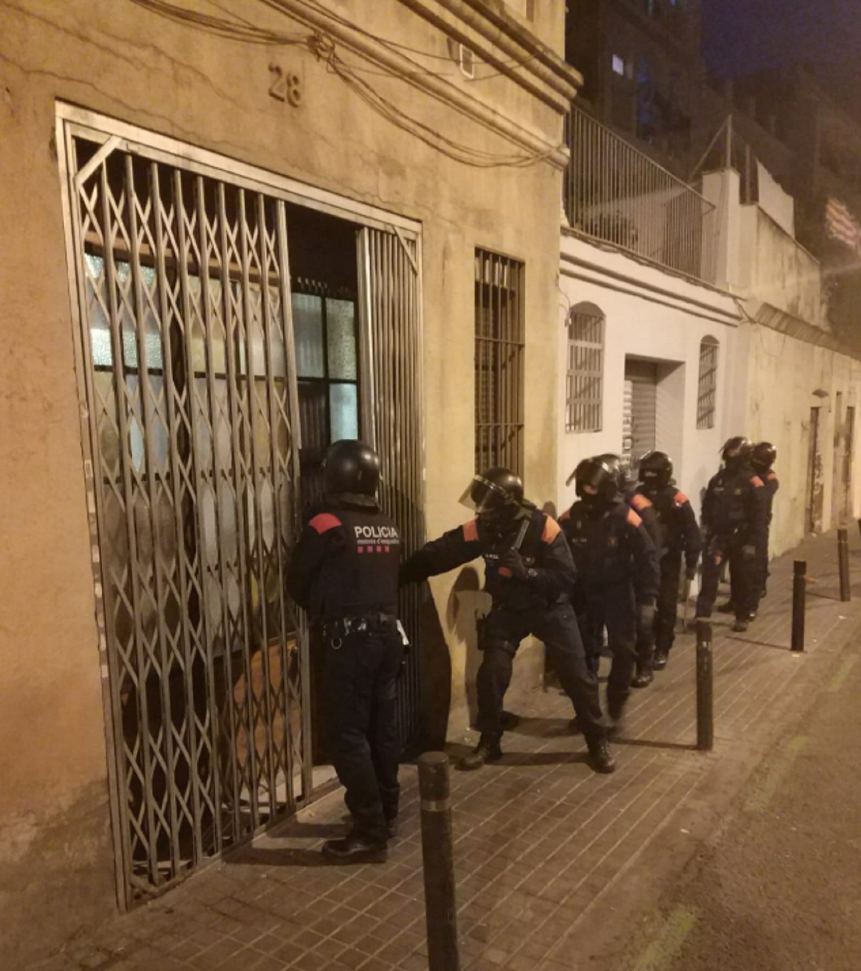 Nuevas vías del narcotráfico: cuatro detenidos en dos narcopisos desmantelados en el Poble Sec