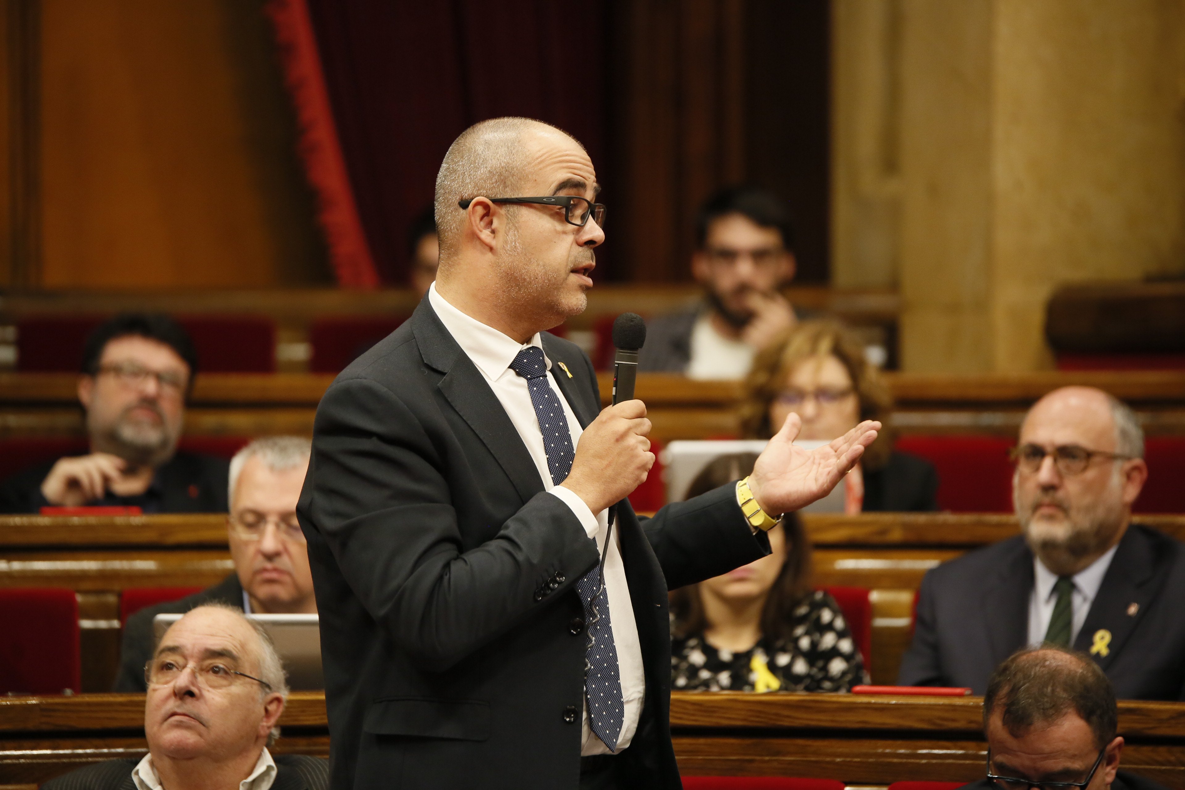 Buch se compromete a mejorar la situación de Mossos y Bombers después de las protestas