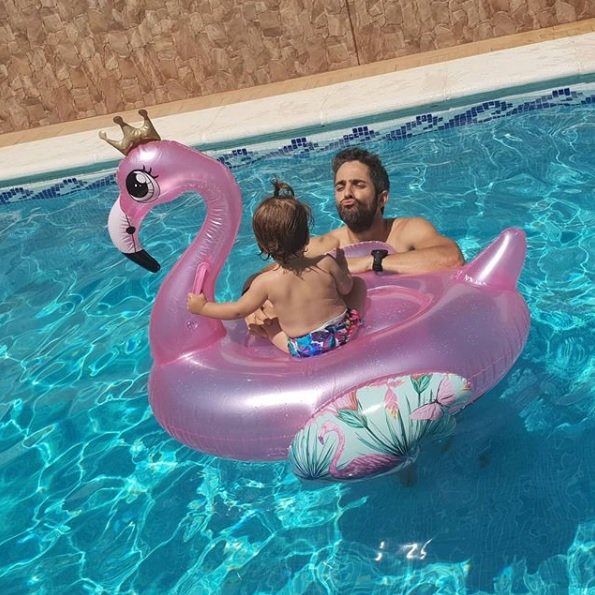 roberto leal hija piscina instagram