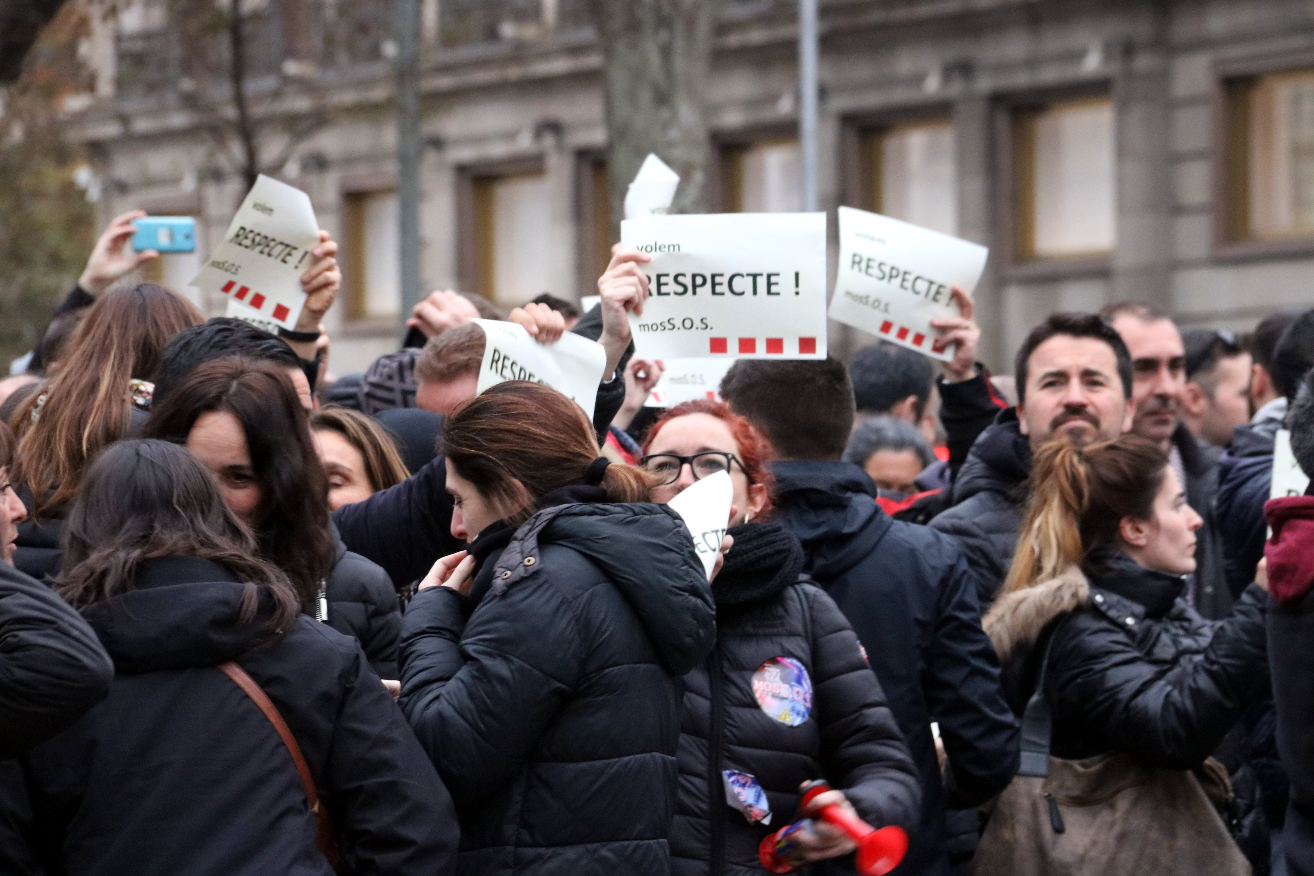 Los Mossos ocupan el centro de Barcelona para exigir la devolución de las pagas