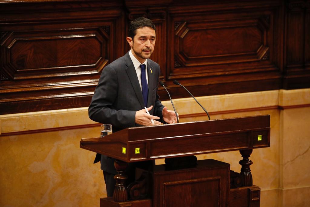 El Parlament valida el decreto que regula la precontratación de las VTC