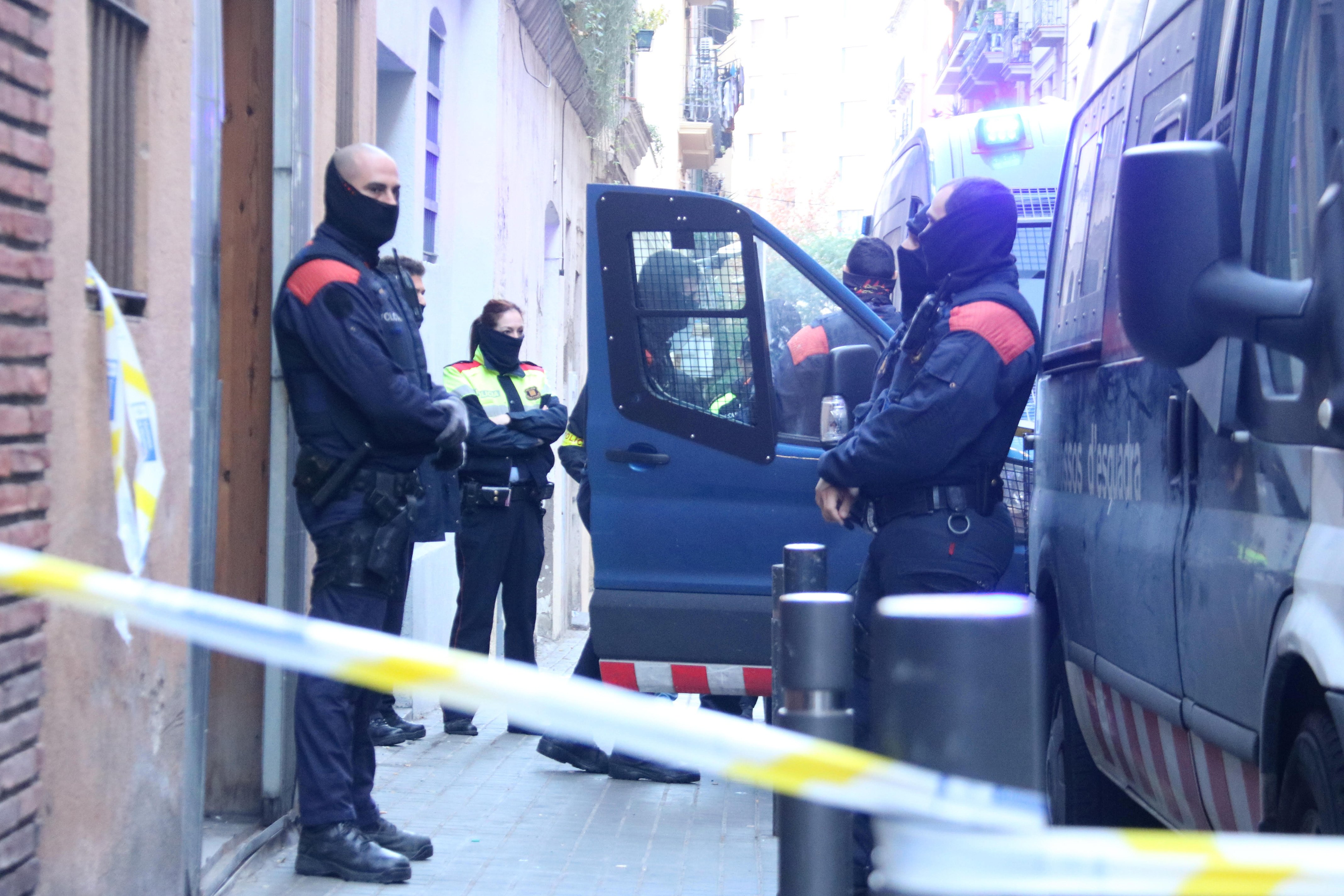 Tres detenidos en una nueva batida a uno de los narcopisos más populares del Gòtic