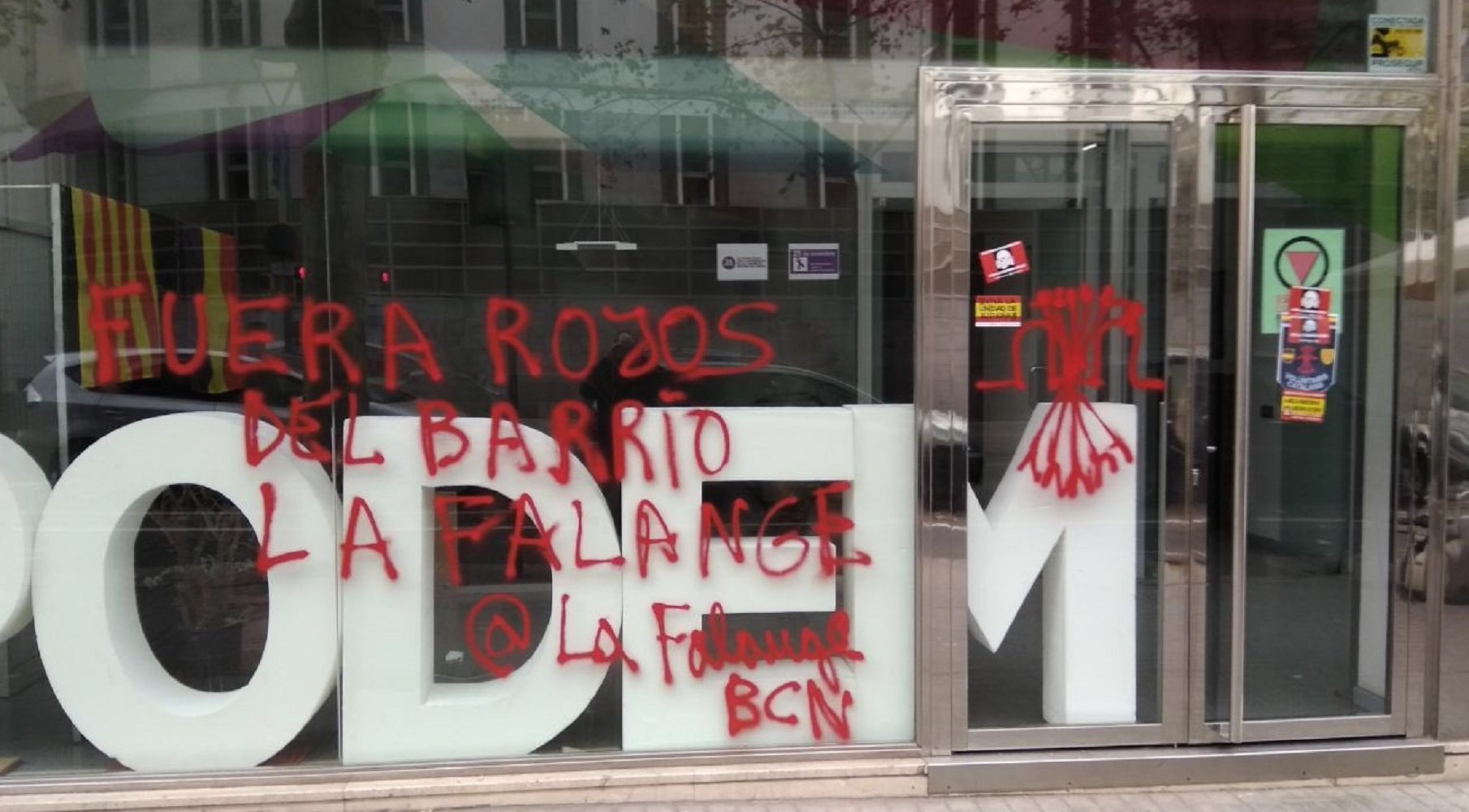 Ataque falangista a la sede de Podem Barcelona y Barcelona en Comú