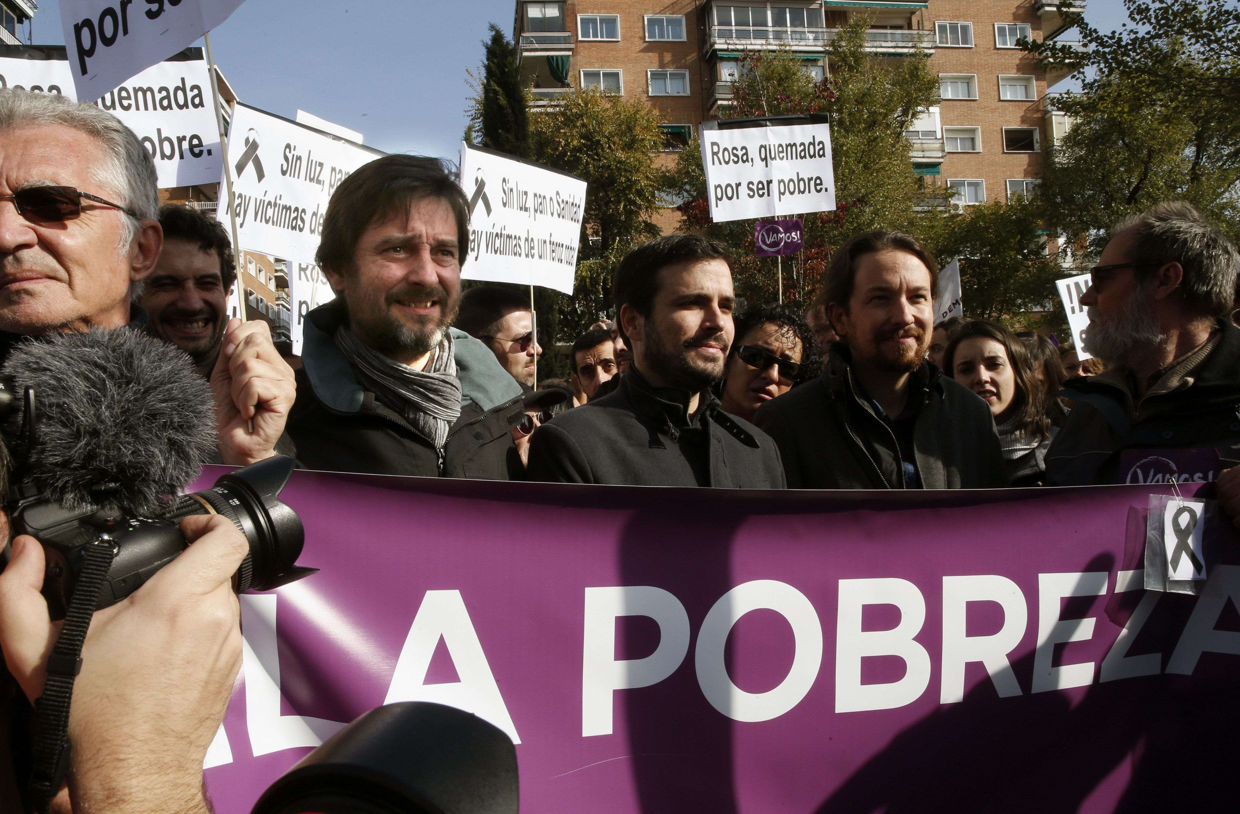 Podemos denuncia la pobreza energética delante de las sedes de Gas Natural