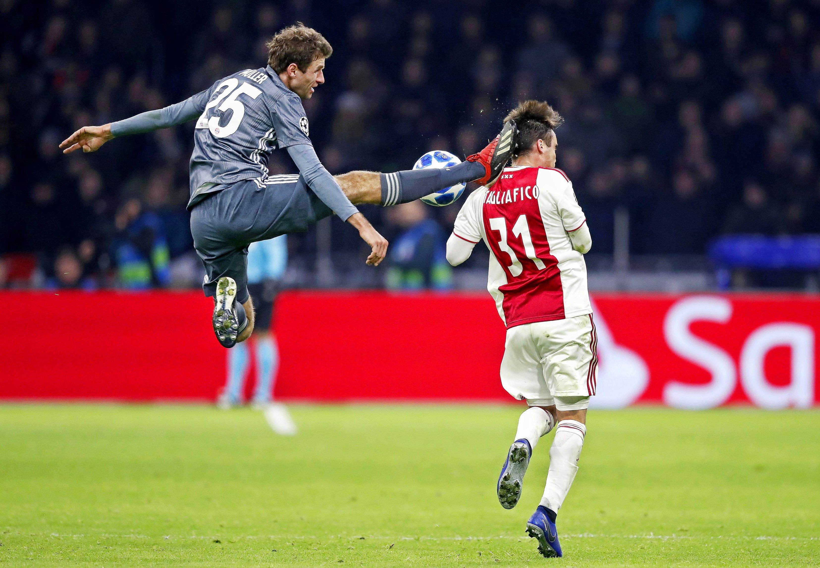 La puntada de peu voladora de Müller al cap d'un jugador de l'Ajax