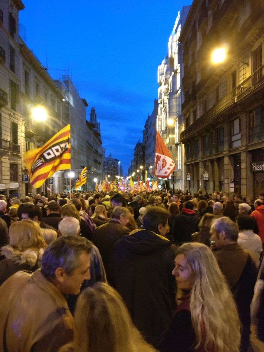 Centenars de persones es manifesten per uns pressupostos socials