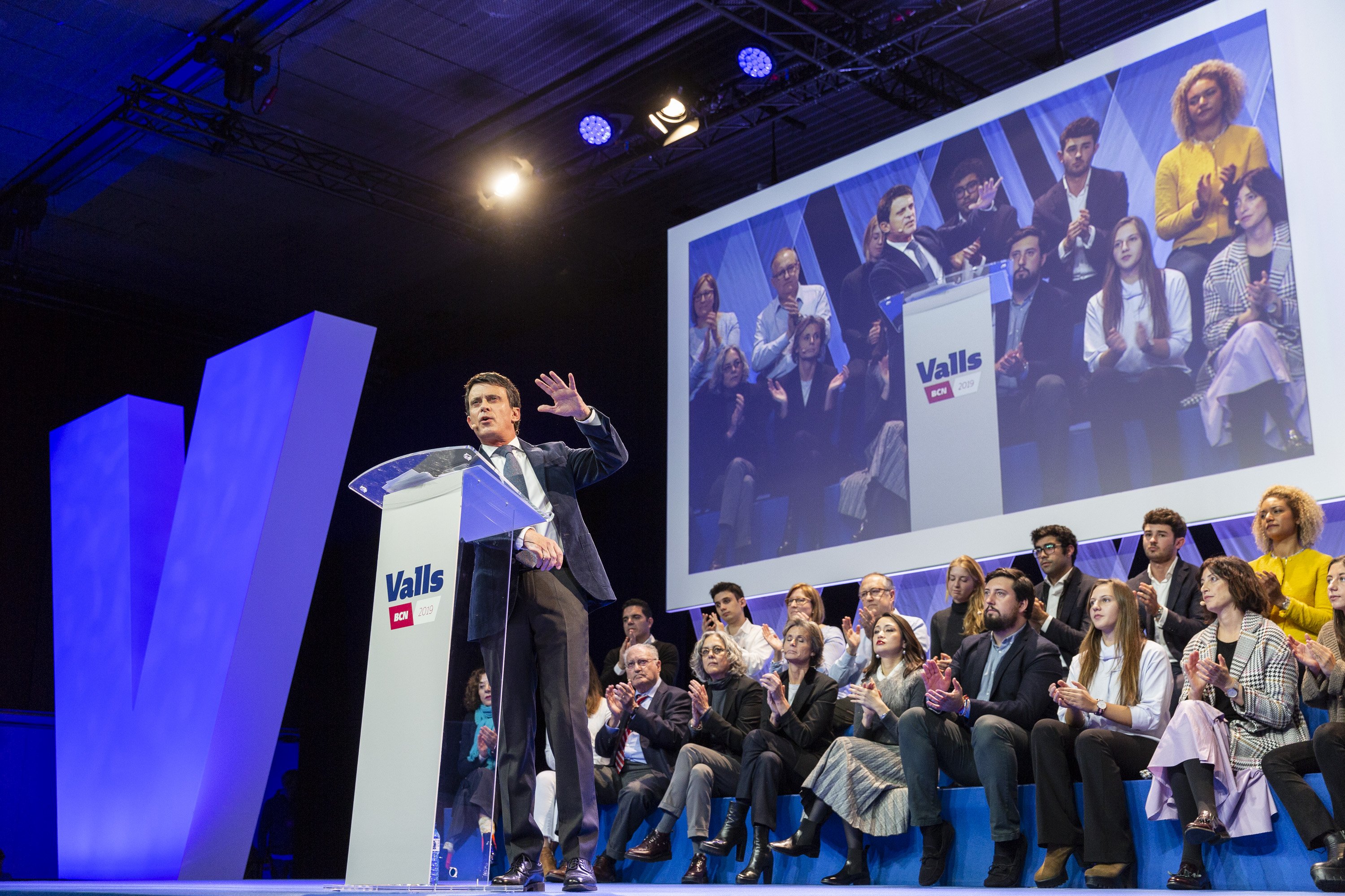 Valls tira de Francia y de unionismo para tapar un proyecto vacío de propuestas