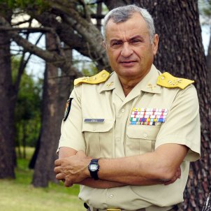 Un general de Vox acaricia el seu sabre